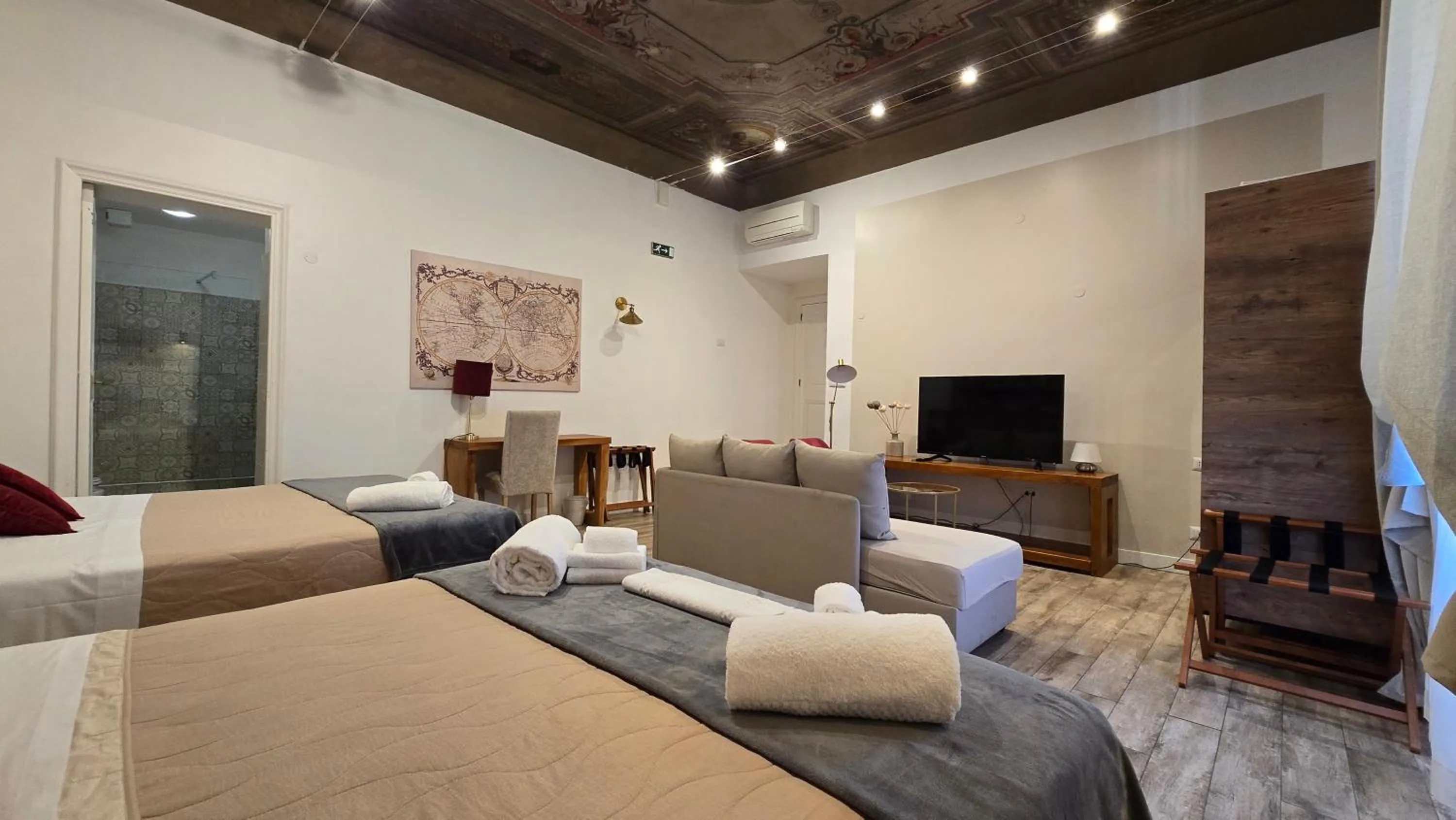 Photo of the whole room in Spagna Ave