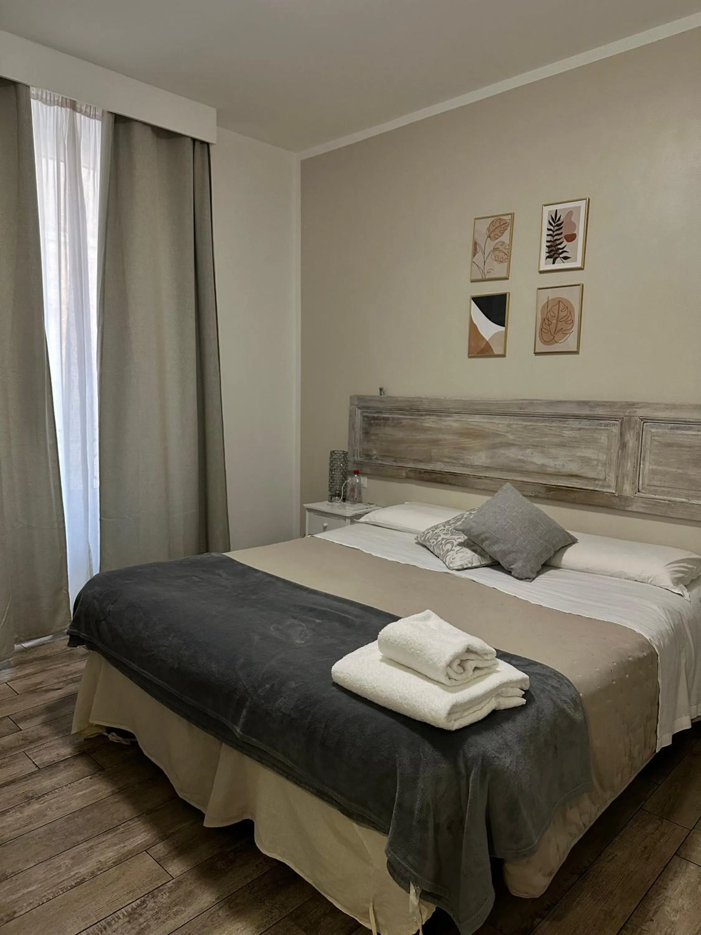 Photo of the whole room, Bed in Spagna Ave