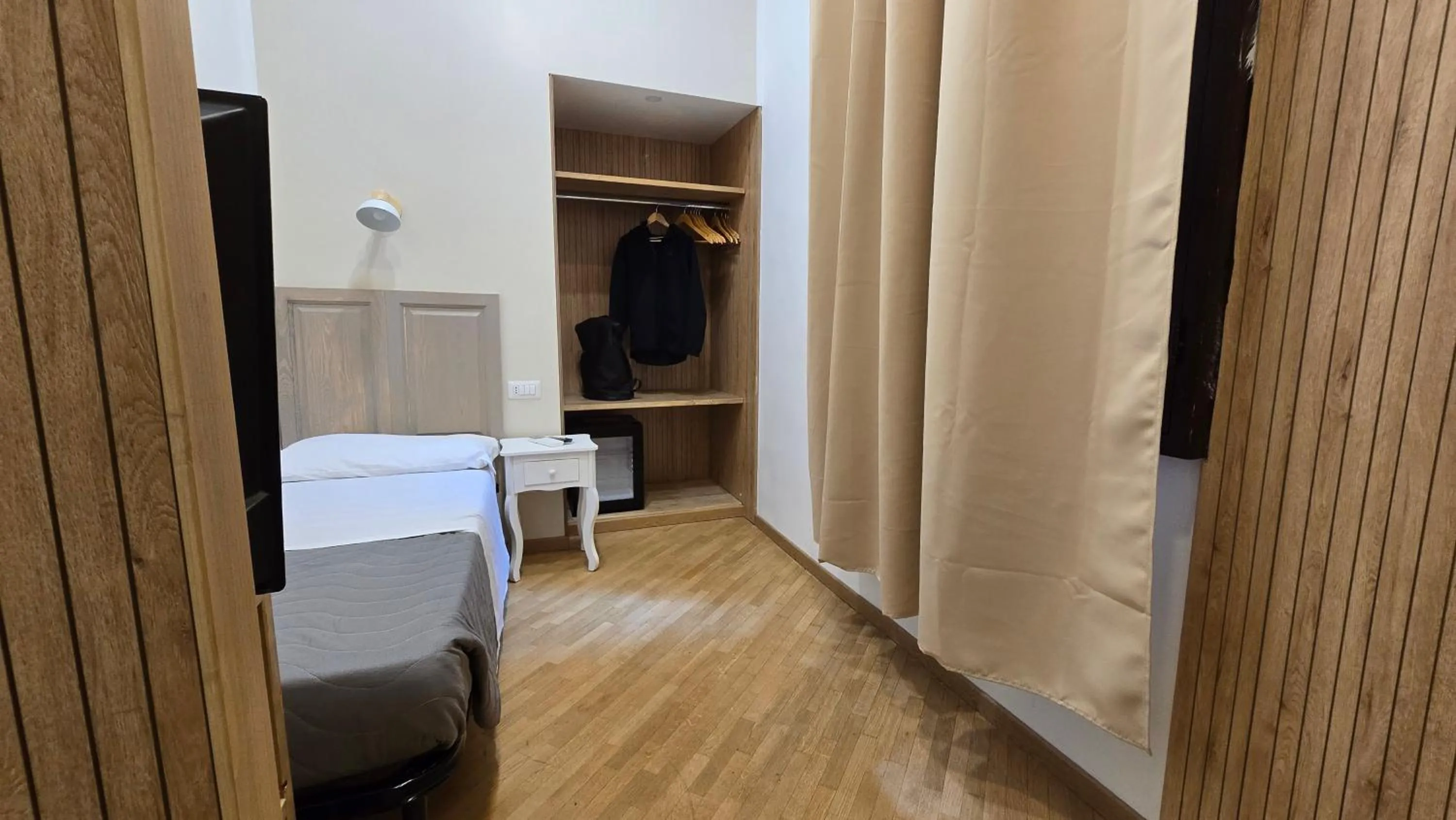 wardrobe, Bed in Spagna Ave