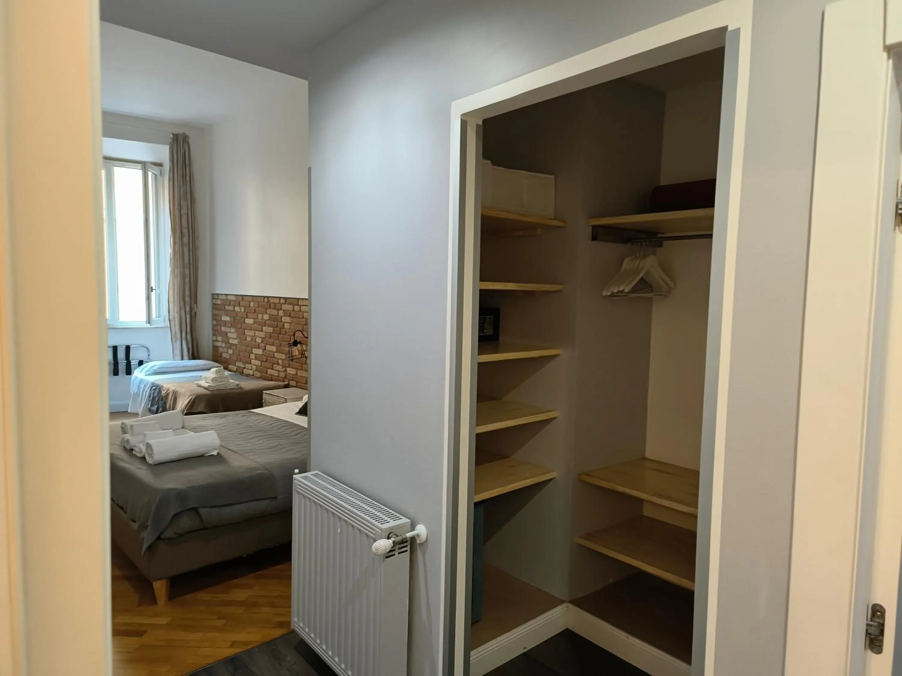 wardrobe, Bed in Spagna Ave