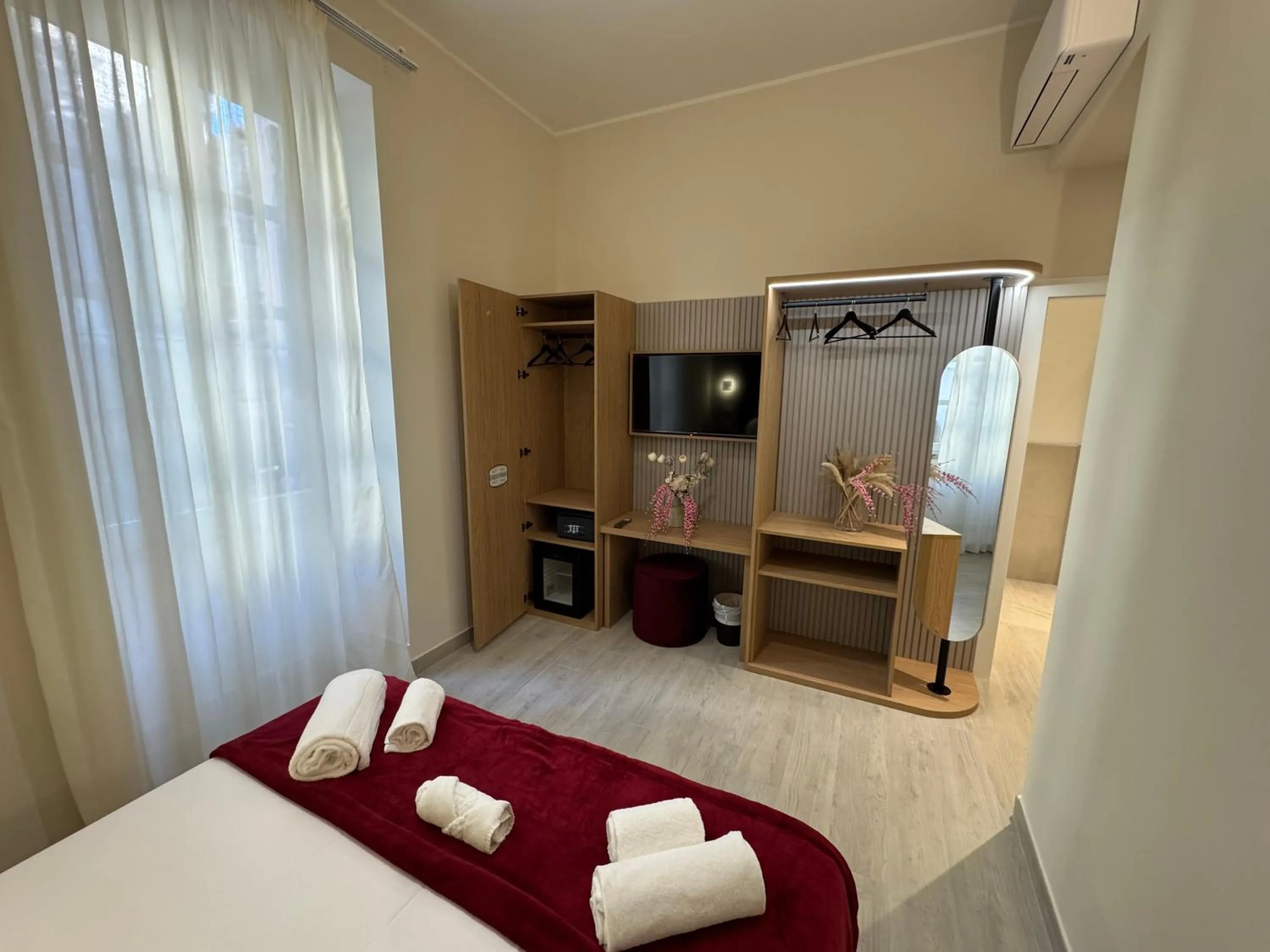 wardrobe, Bed in Spagna Ave