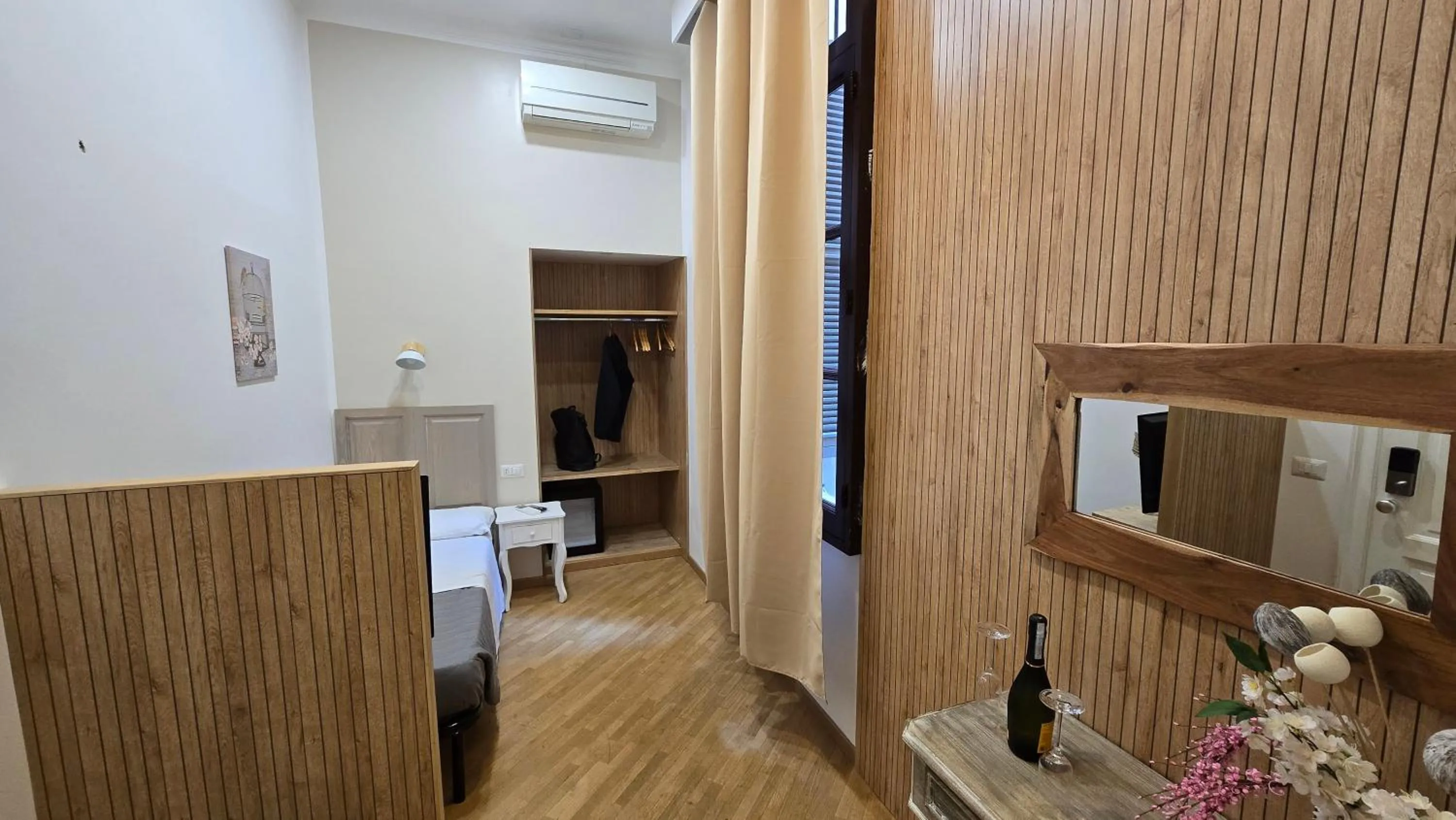 Photo of the whole room in Spagna Ave