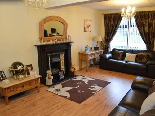 Living room in Glendale Guestrooms