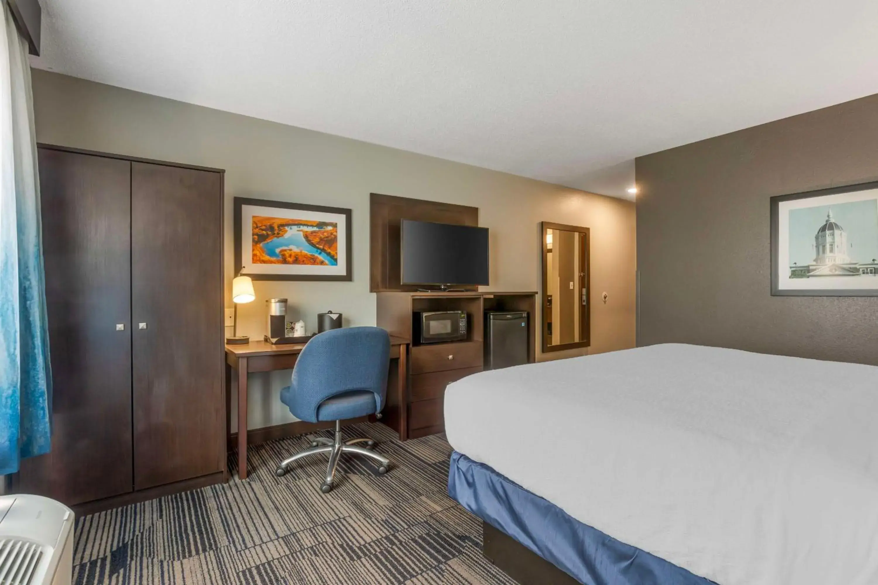 King Room with Roll-in Shower - Disability Access/Non-Smoking in Best Western Plus Columbia Inn King Room with Roll-in Shower - Disability Access/Non-Smoking in Best Western Plus Columbia Inn