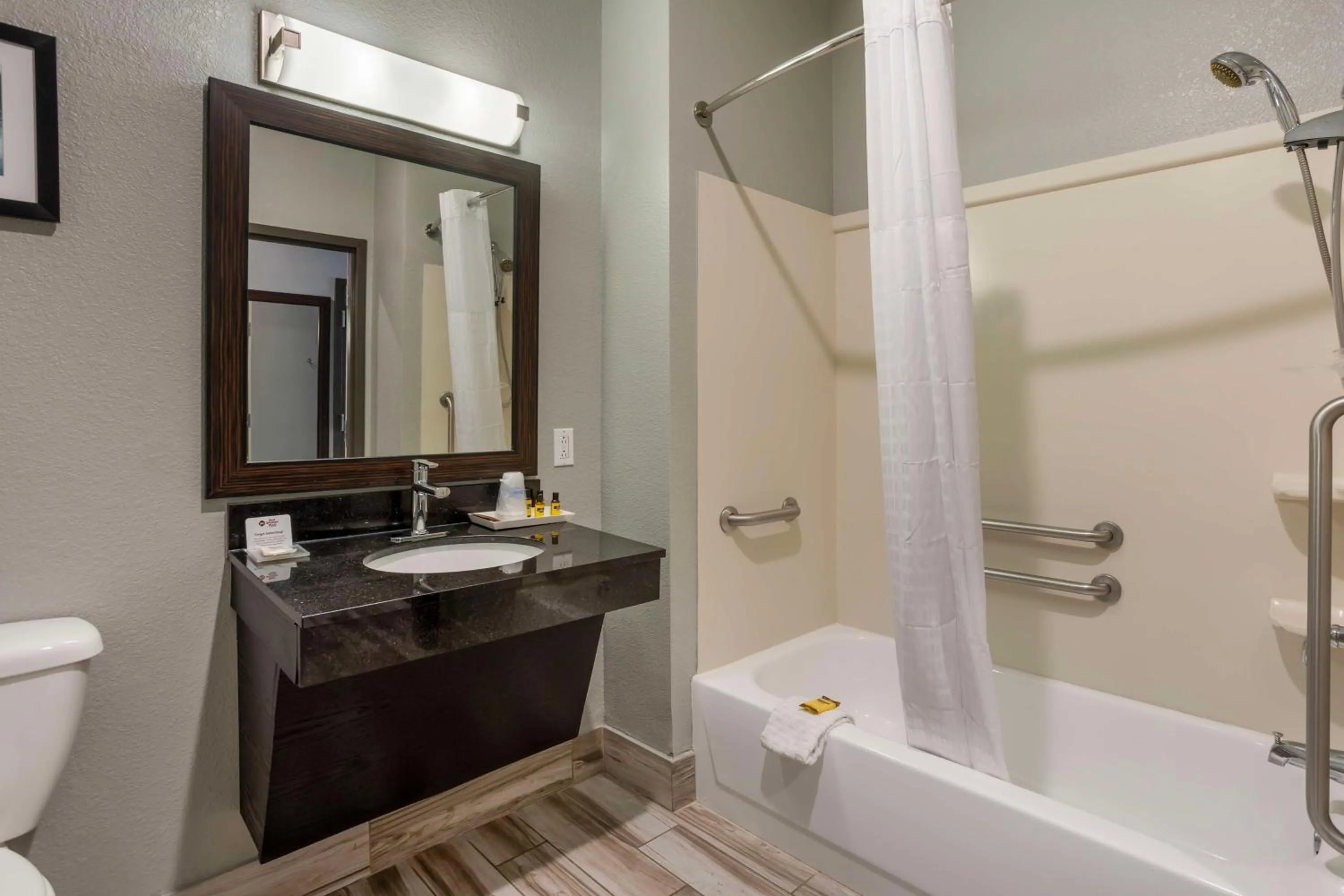 Bathroom in Best Western Plus Columbia Inn