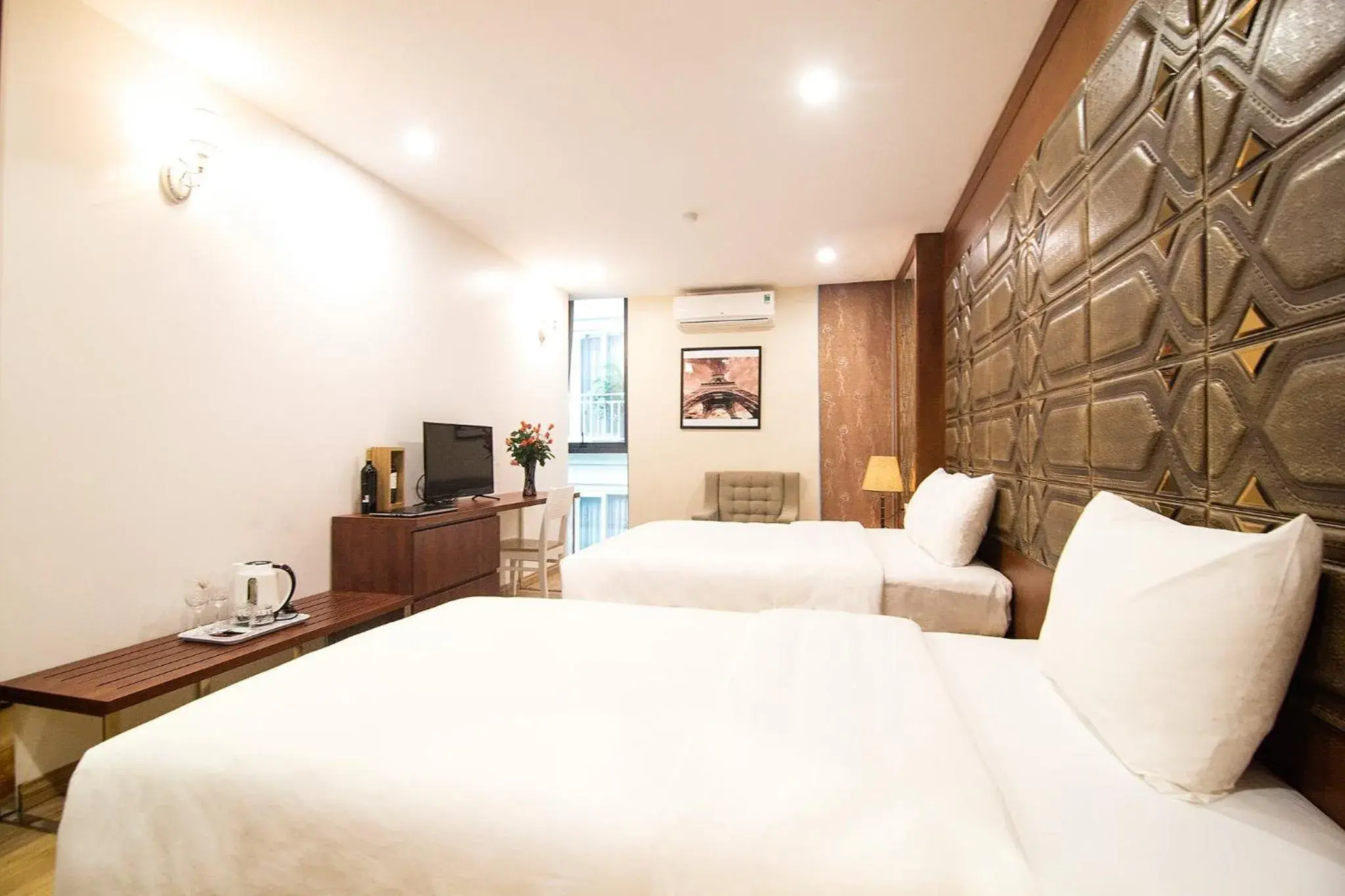 Twin Room with View in Canary Ha Noi Hotel Twin Room with View in Canary Ha Noi Hotel