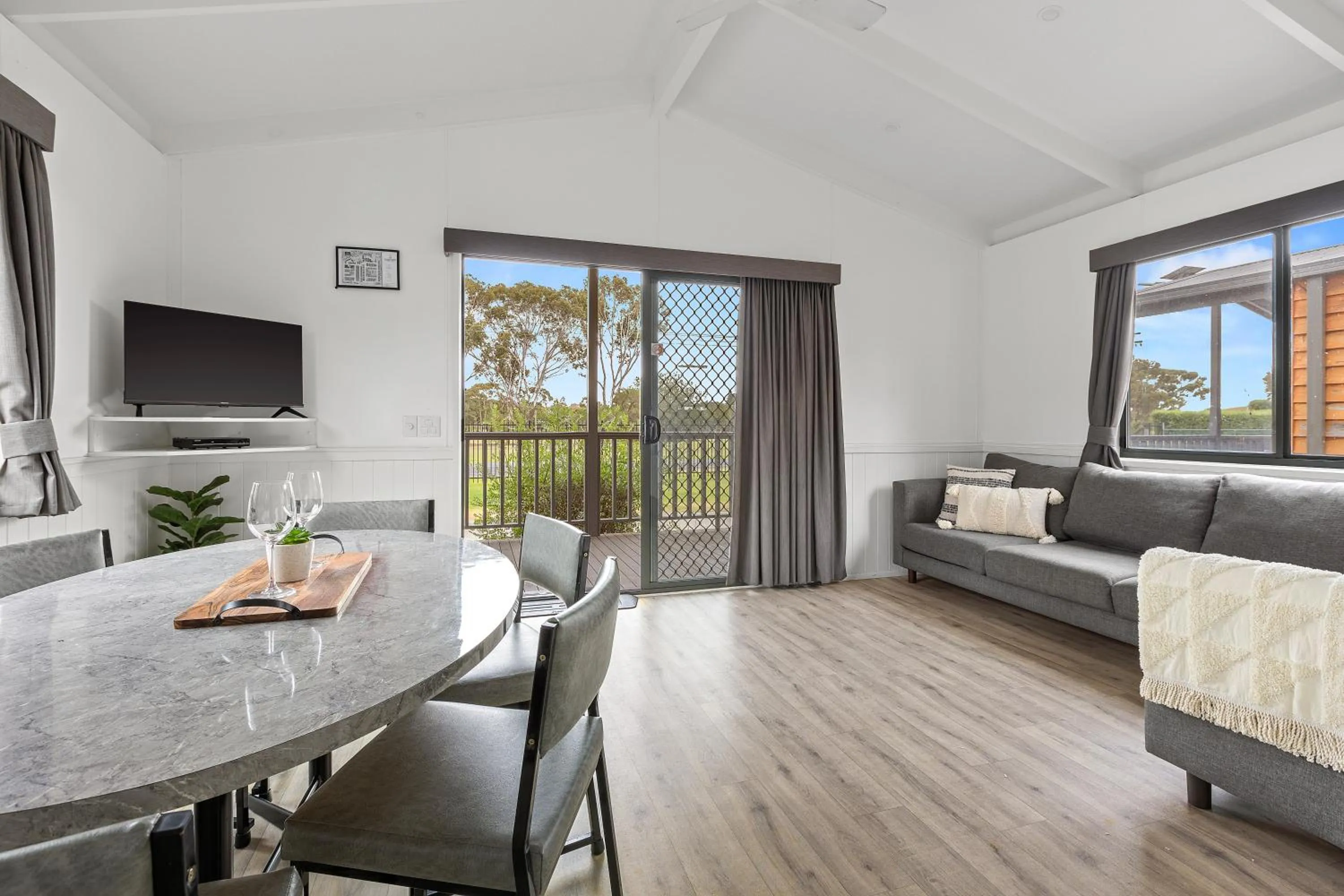 Living room, Bed in Tasman Holiday Parks - Geelong