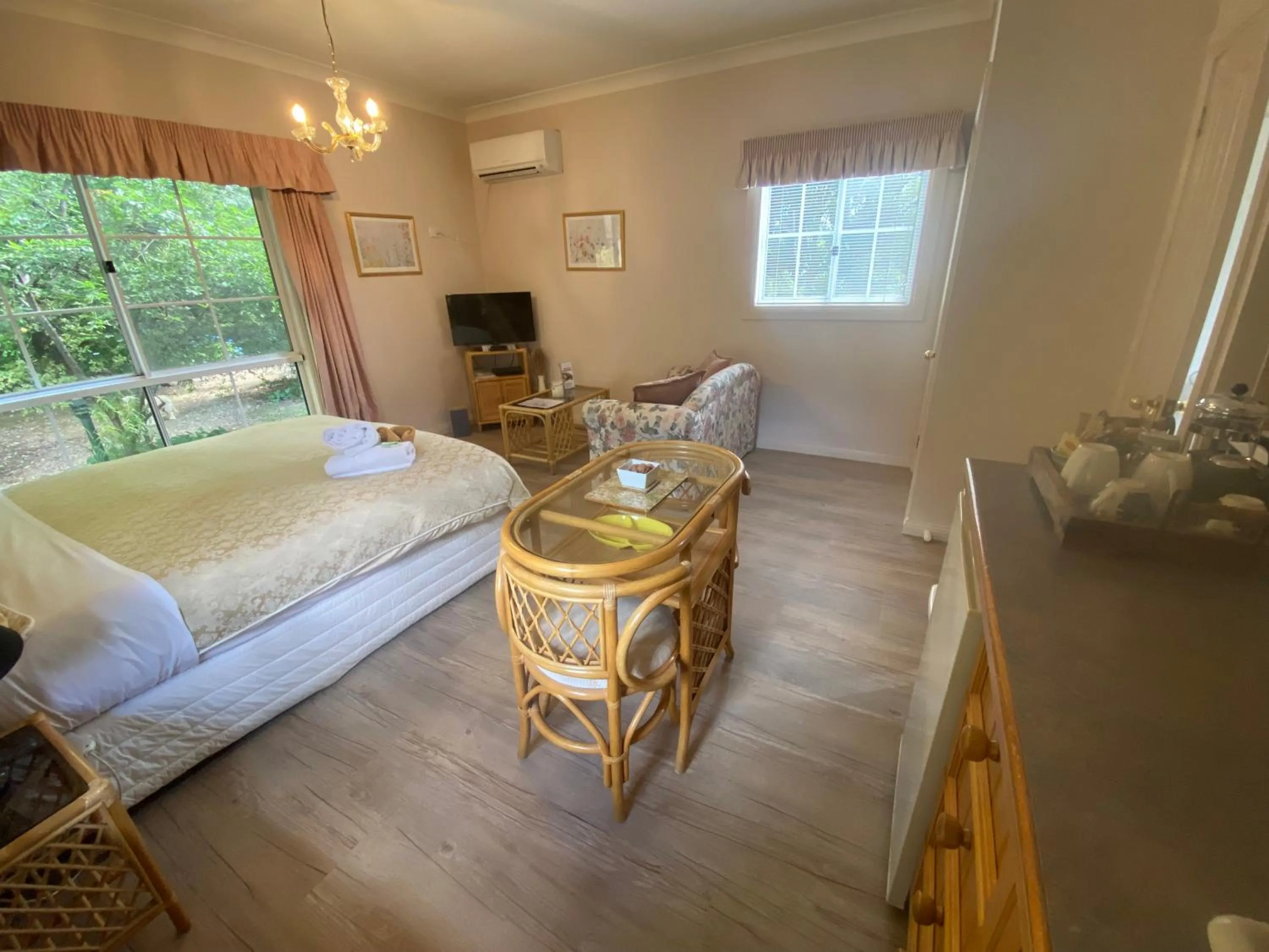 Photo of the whole room, Bed in Chalets Lumineux