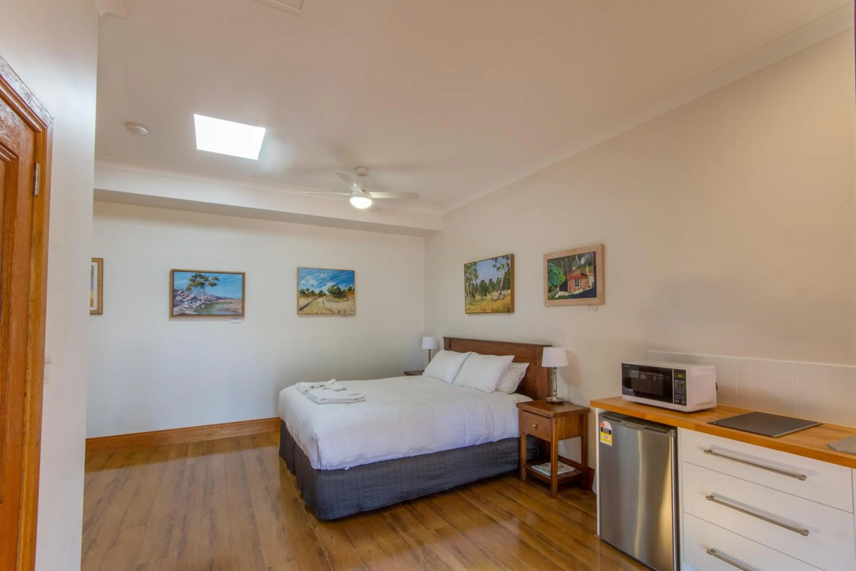 Bedroom, Bed in Birdwood Motel