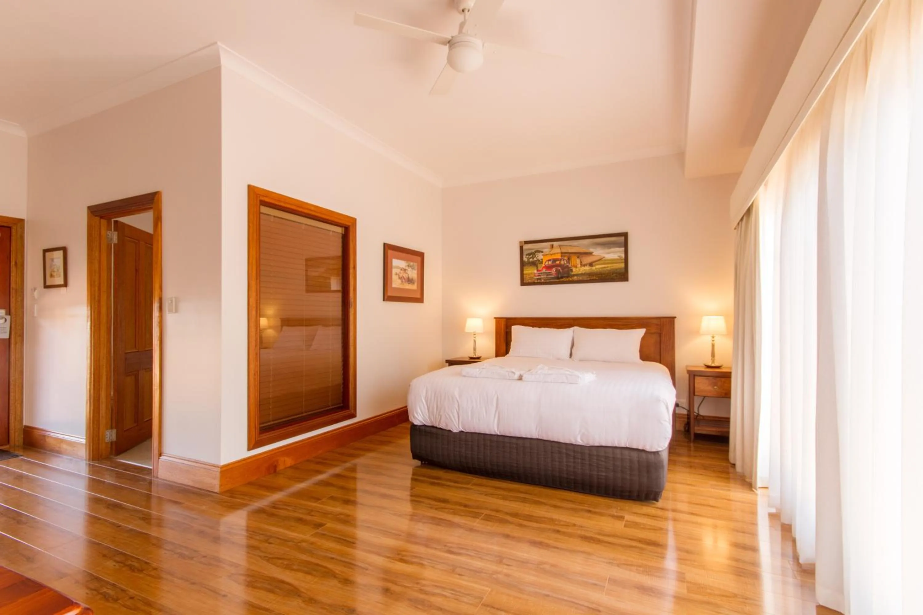 Bathroom, Bed in Birdwood Motel