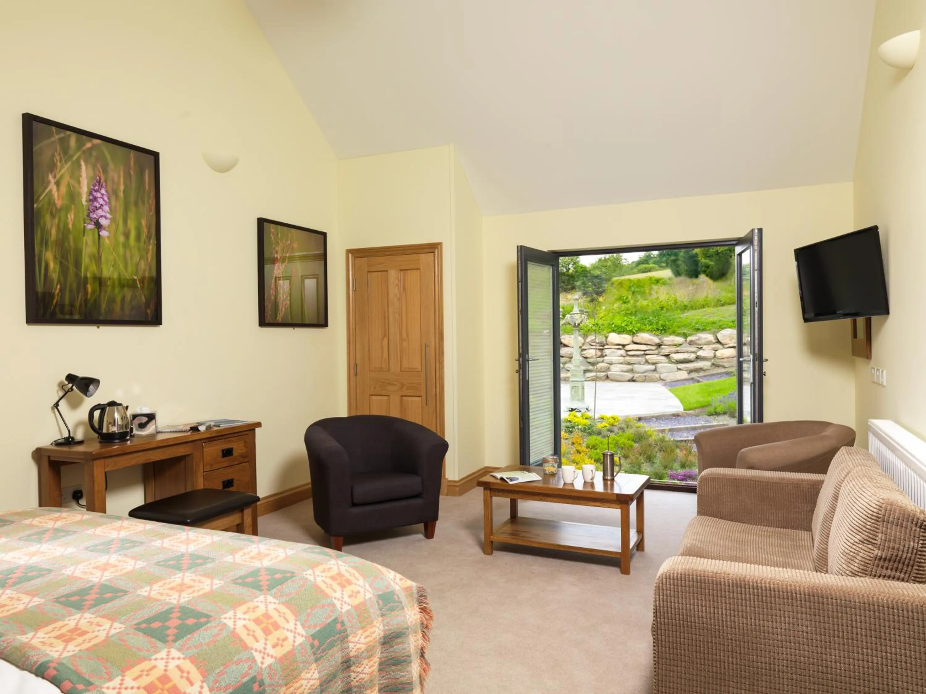 Photo of the whole room in Y Talbot