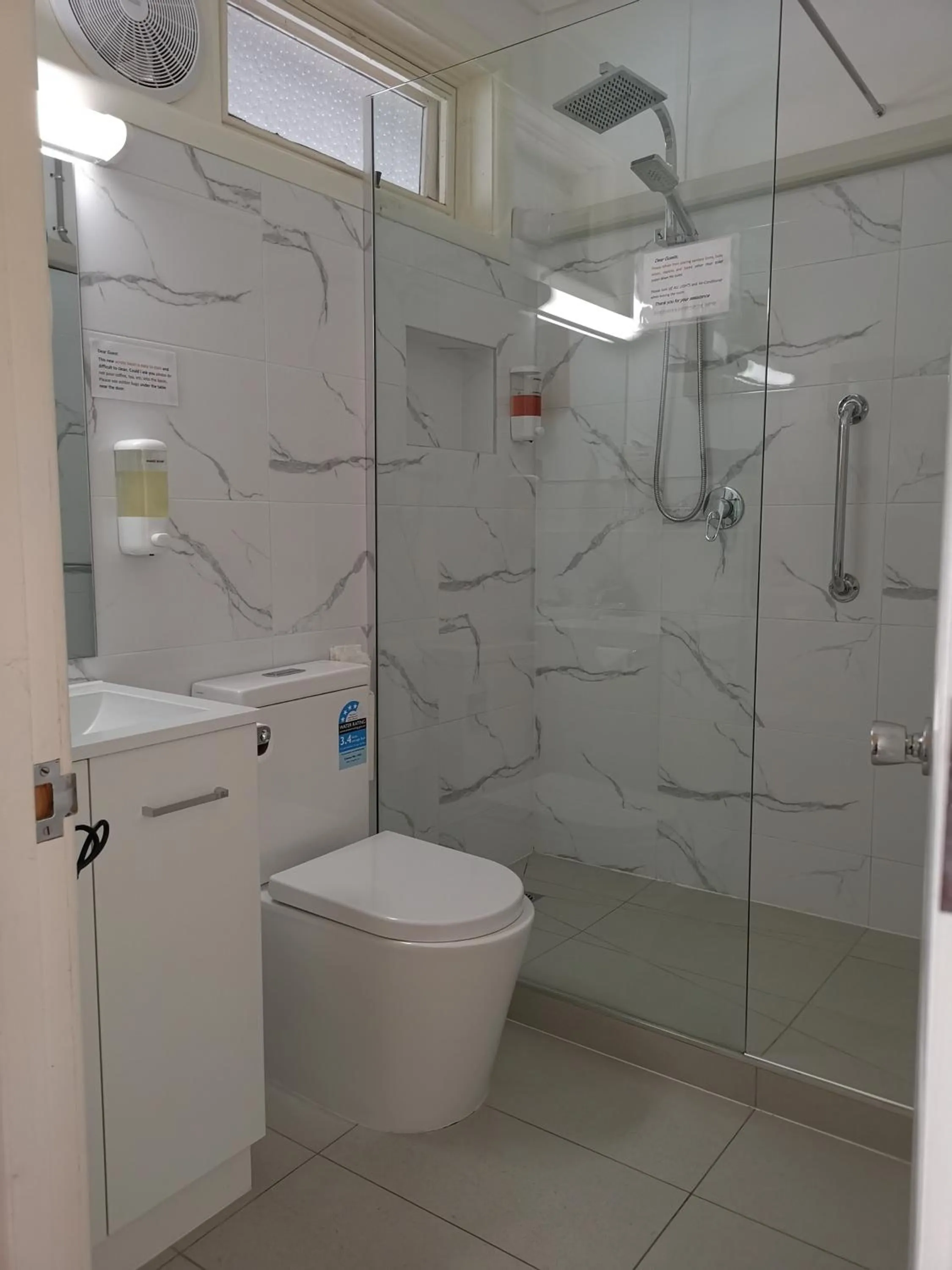 Bathroom in Donald Riverside Motel