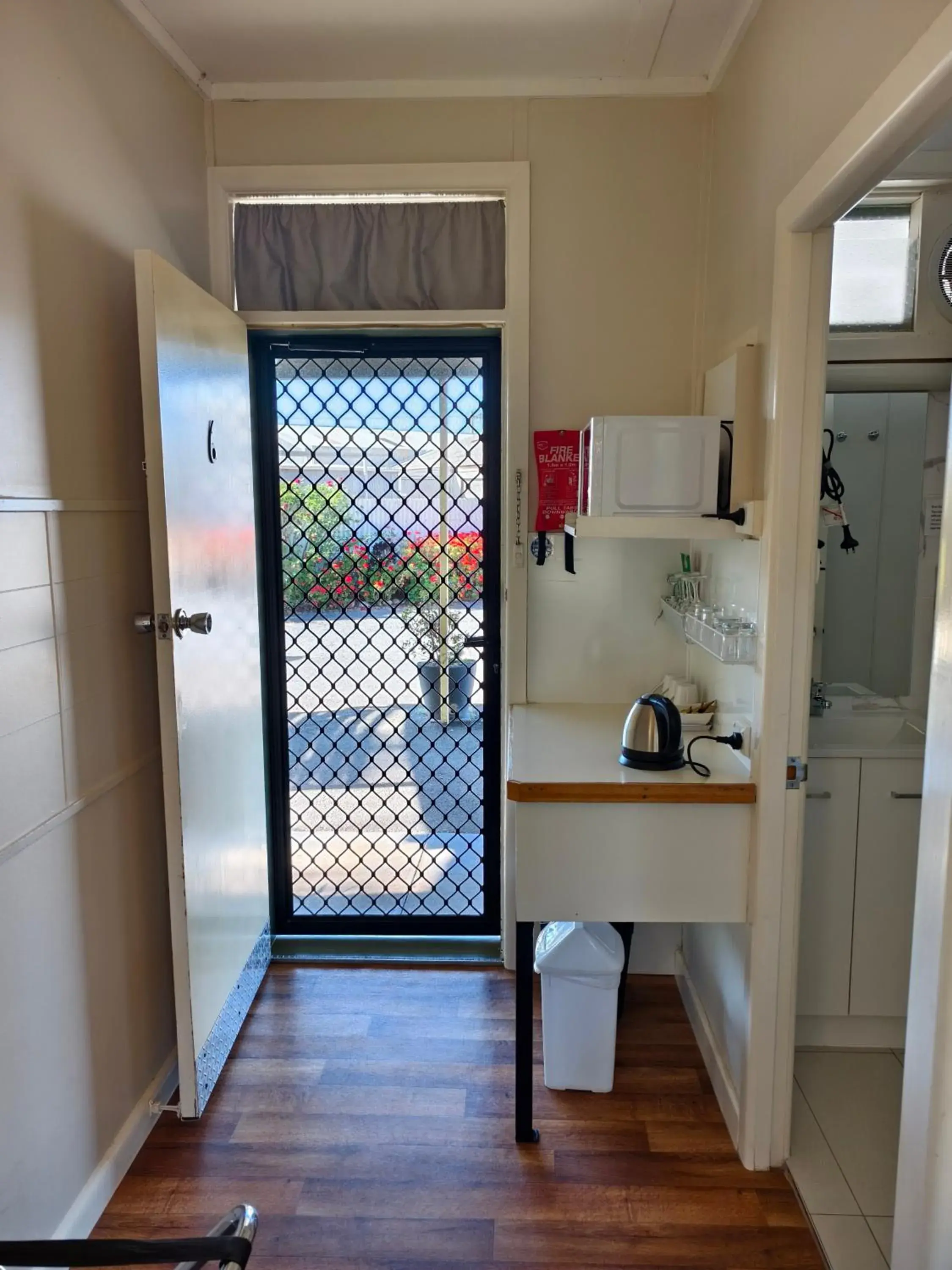 Queen Room with Balcony - single occupancy in Donald Riverside Motel Queen Room with Balcony - single occupancy in Donald Riverside Motel