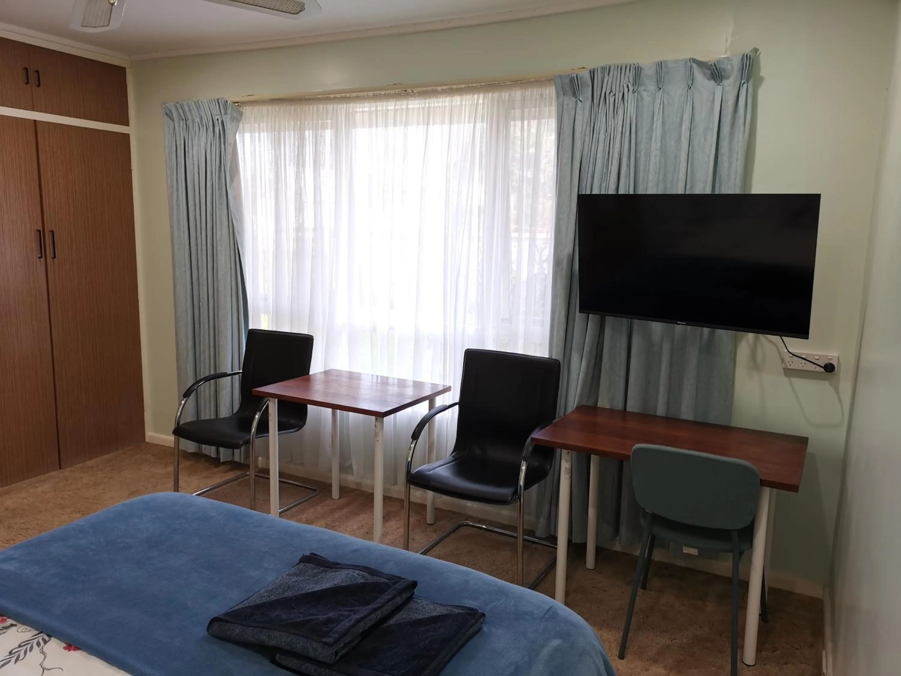 Seating area, Bed in Donald Riverside Motel