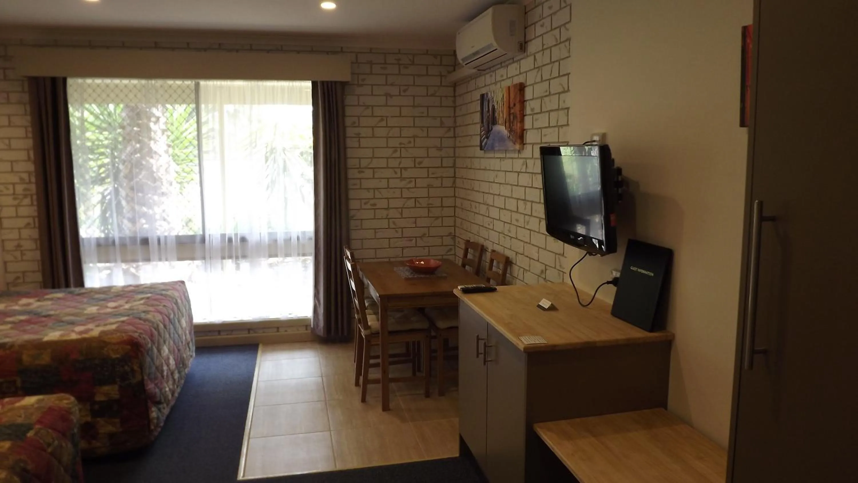 Dining area in Culcairn Motor Inn