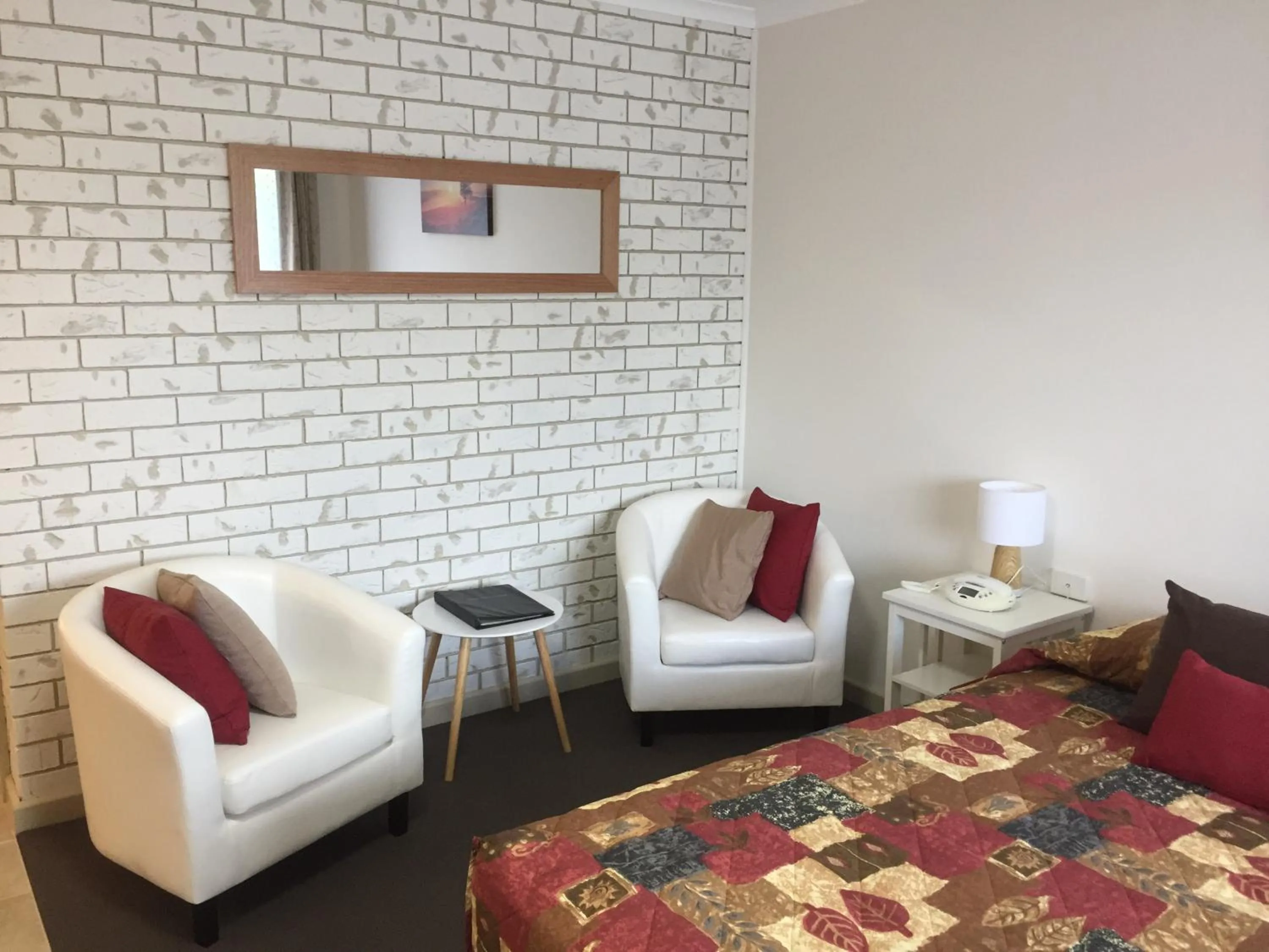 Living room, Bed in Culcairn Motor Inn