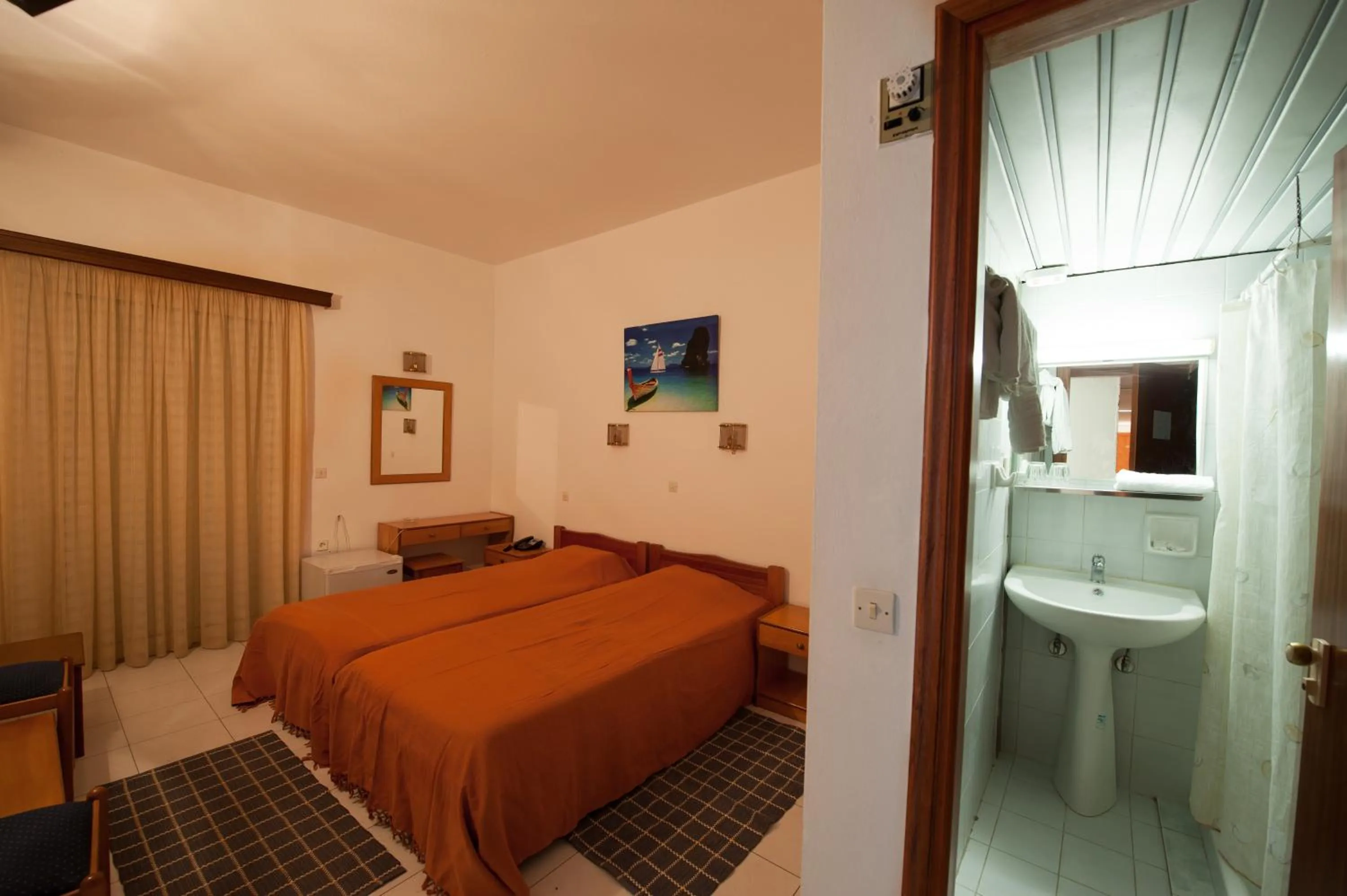 Photo of the whole room, Bed in Athina Hotel