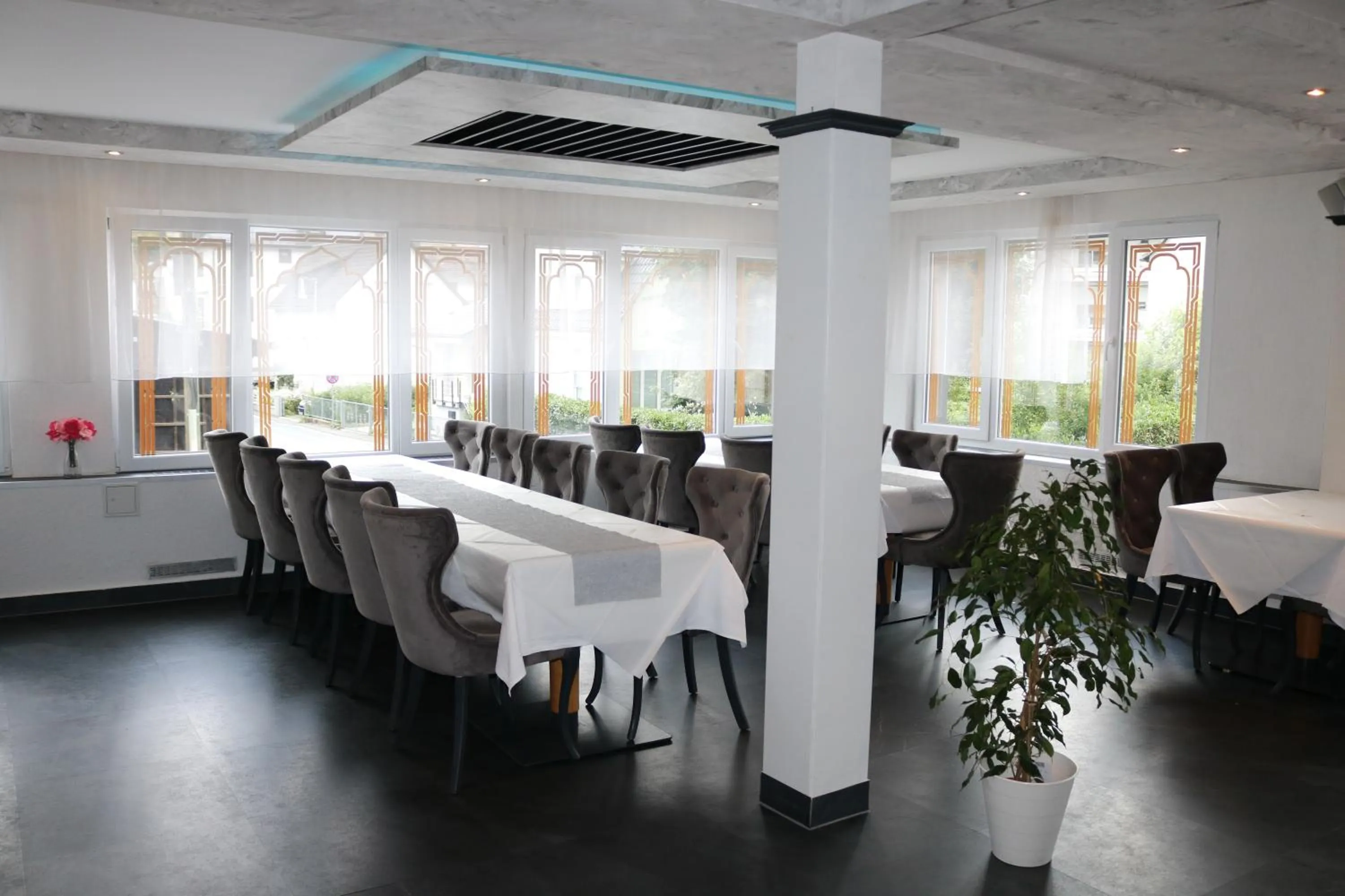 Restaurant/places to eat in Louis Hotels