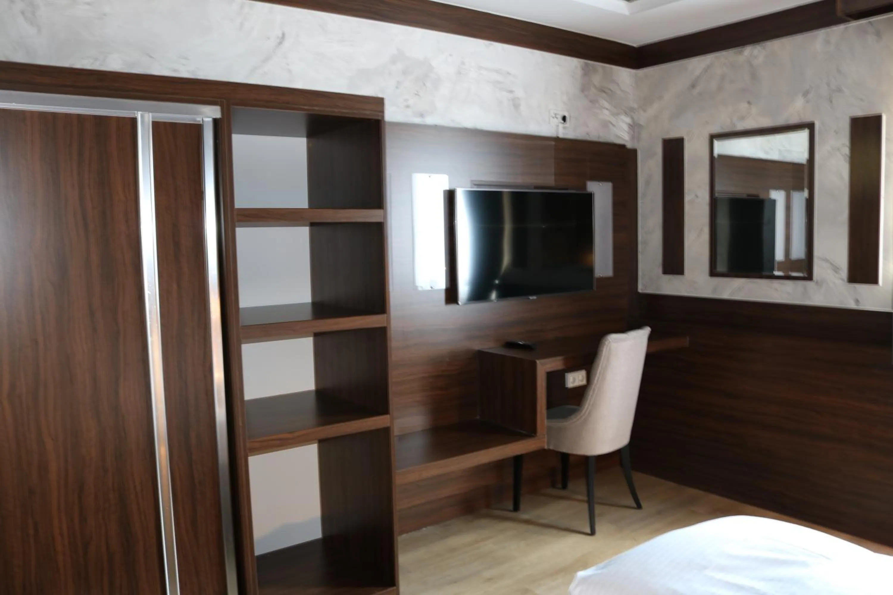 Photo of the whole room, Bed in Louis Hotels