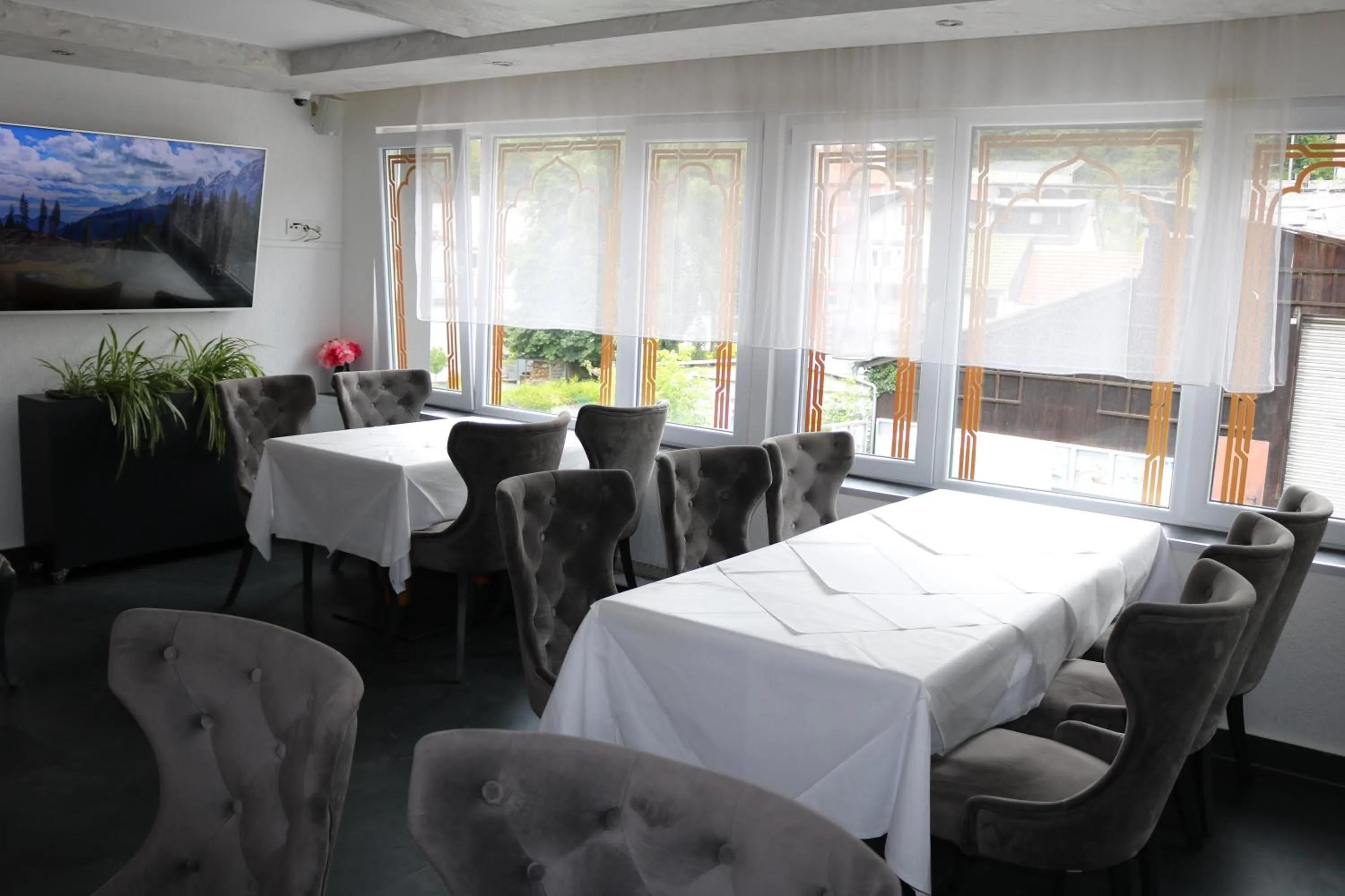 Restaurant/places to eat in Louis Hotels