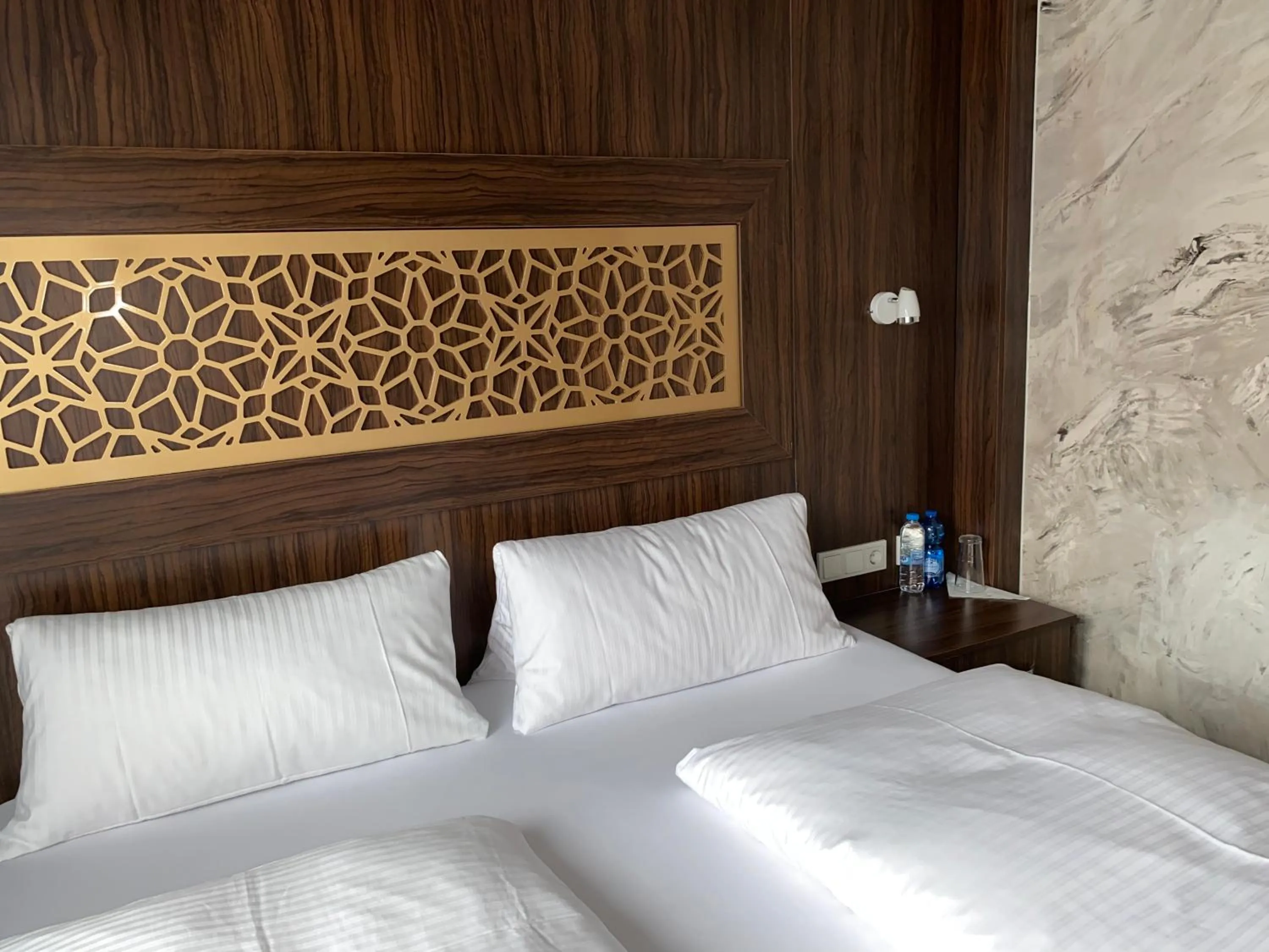 Photo of the whole room, Bed in Louis Hotels