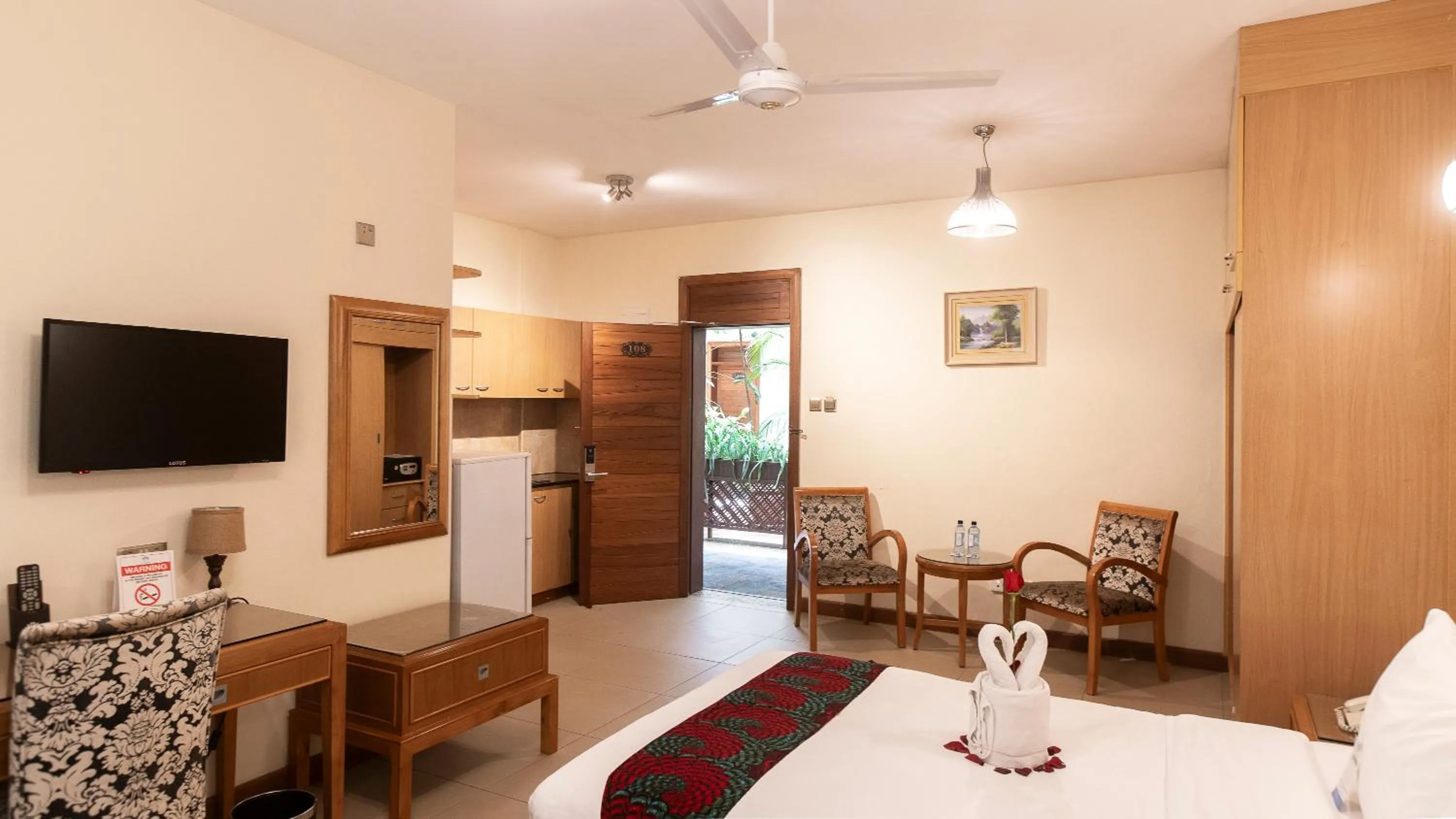 TV and multimedia, Bed in Lotos Inn & Suites, Nairobi