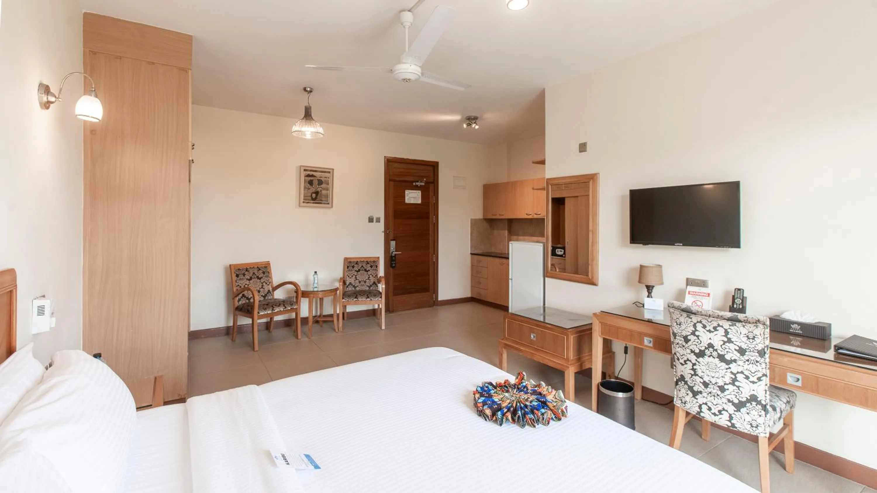 TV and multimedia, Bed in Lotos Inn & Suites, Nairobi