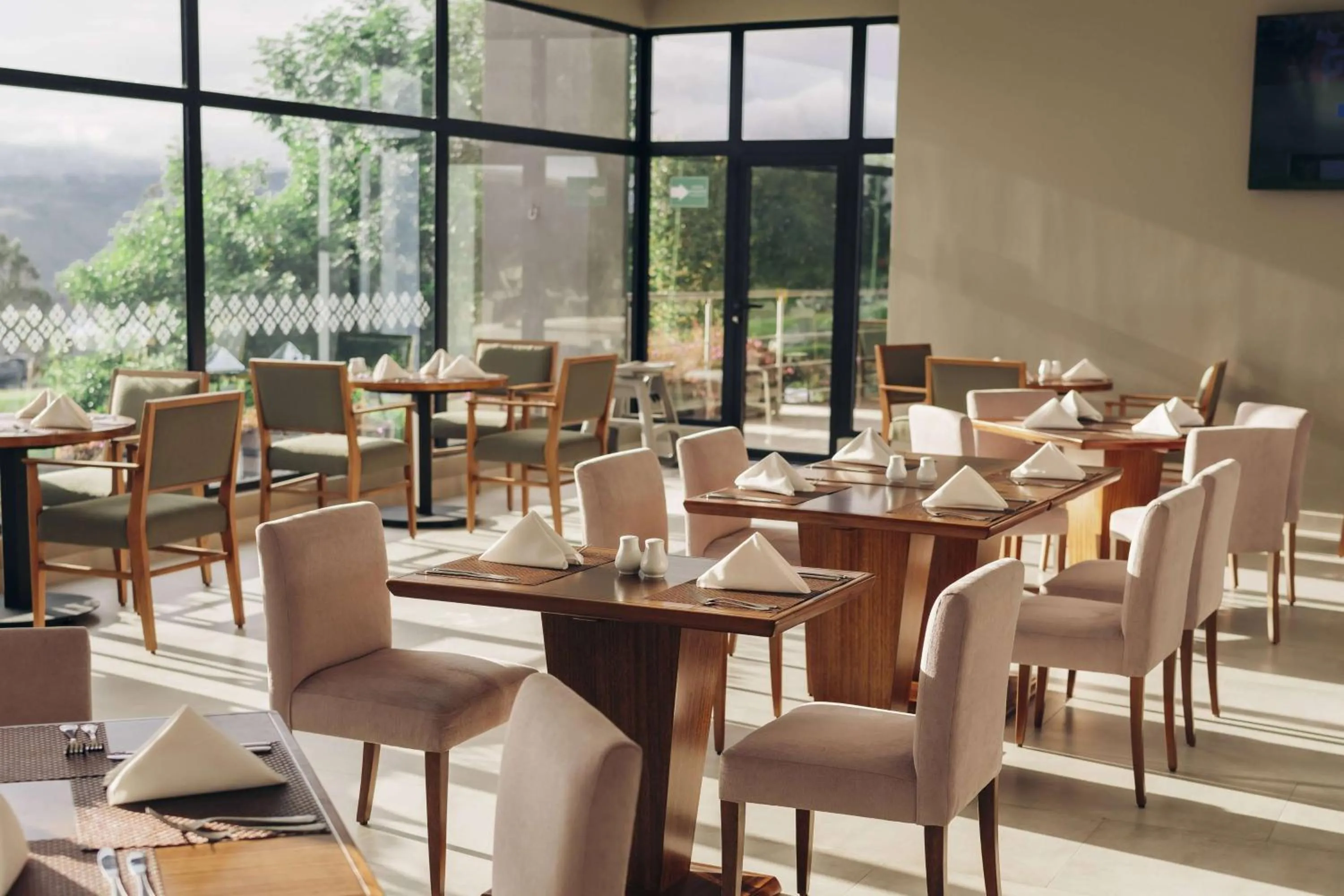 Restaurant/places to eat in Wyndham Quito Airport