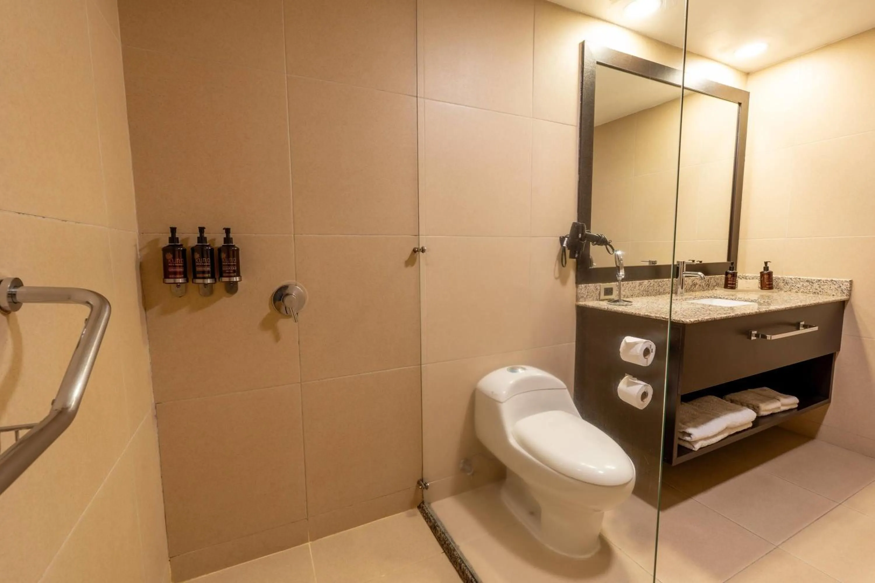 Bathroom in Wyndham Quito Airport