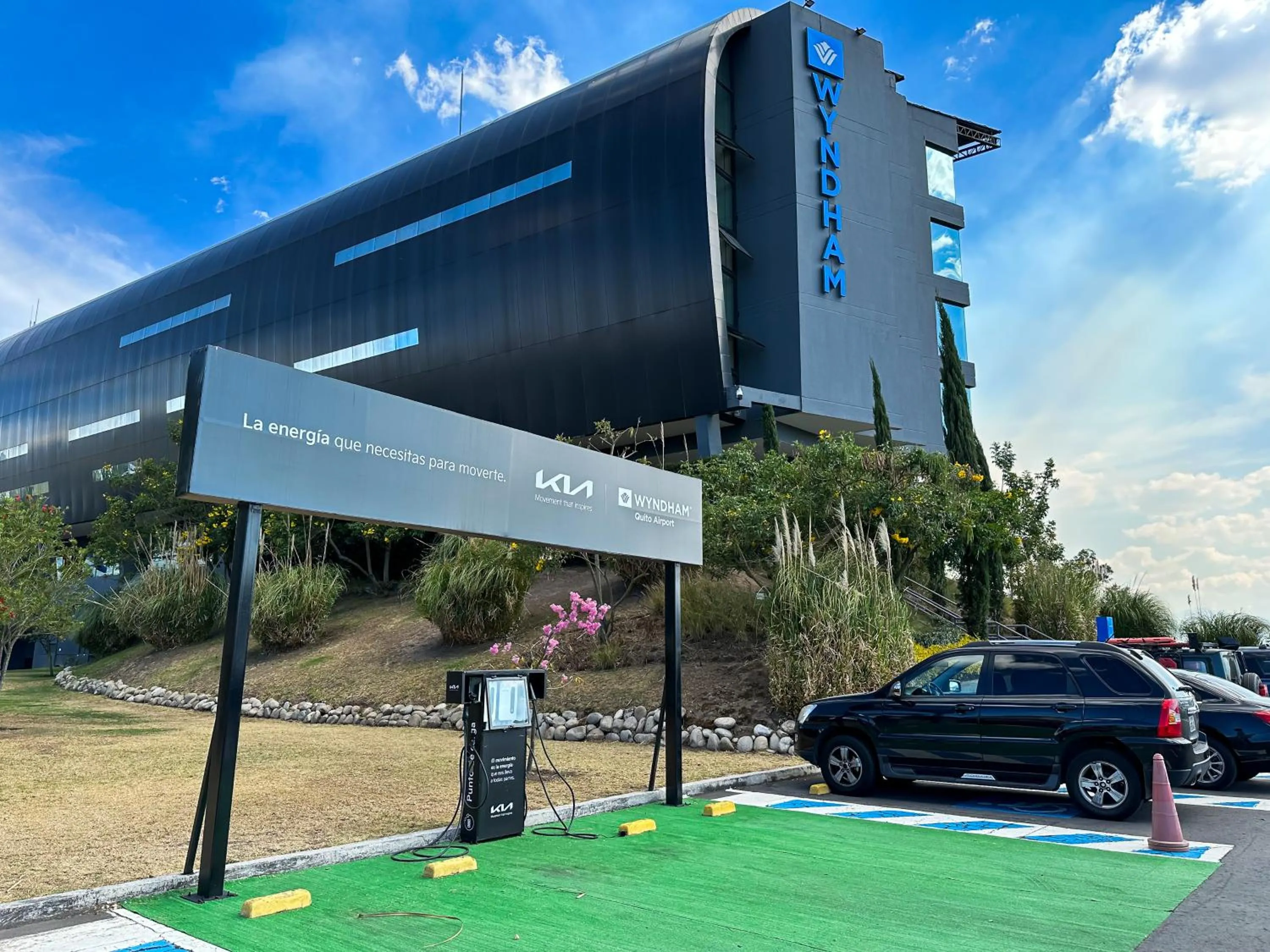 Facade/entrance in Wyndham Quito Airport