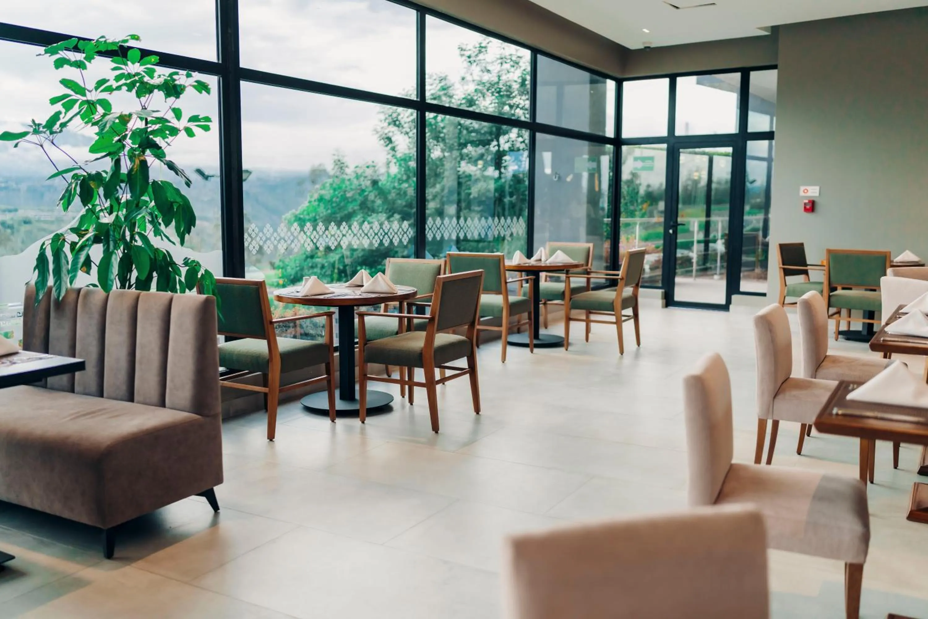 Restaurant/places to eat in Wyndham Quito Airport