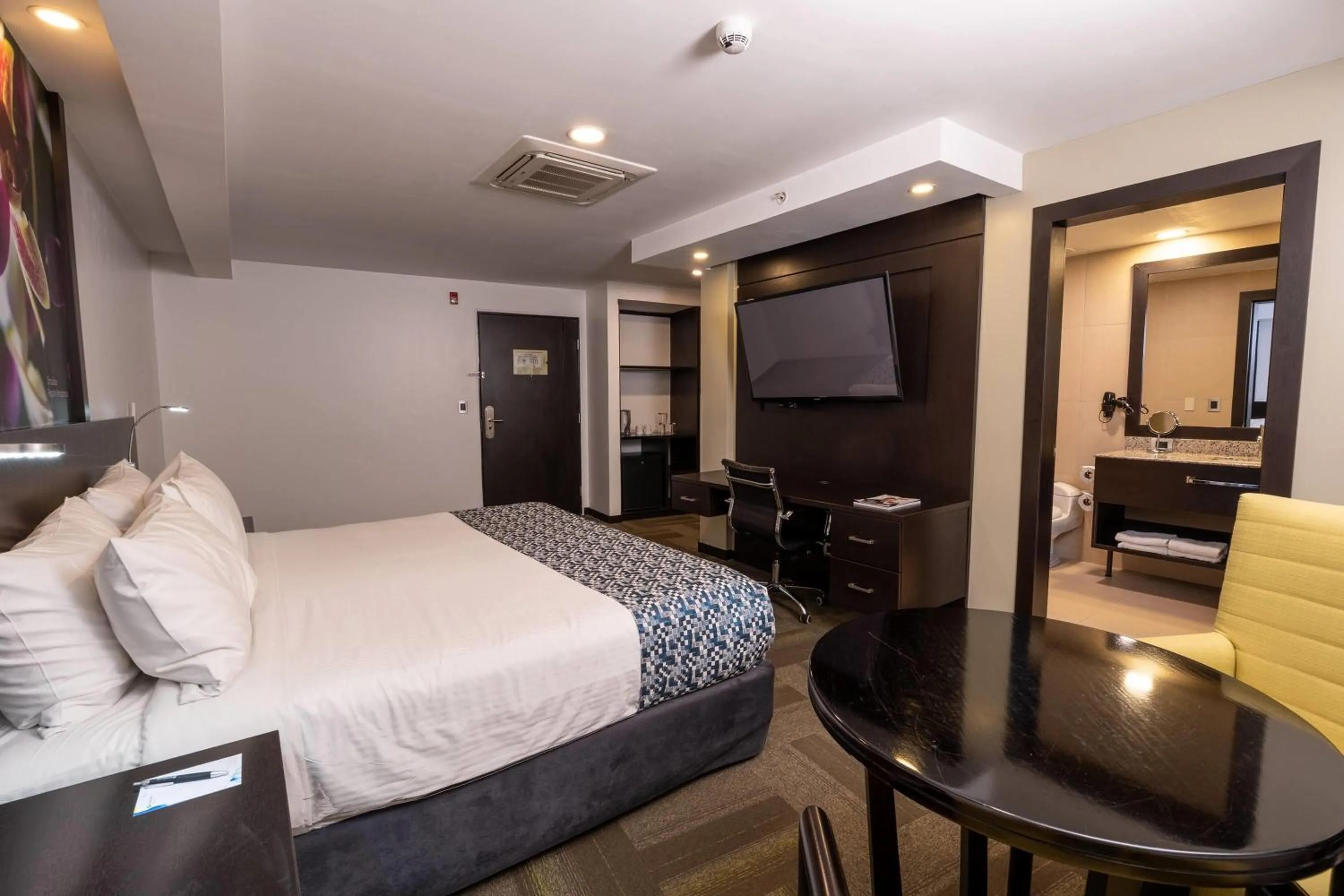 Photo of the whole room, Bed in Wyndham Quito Airport