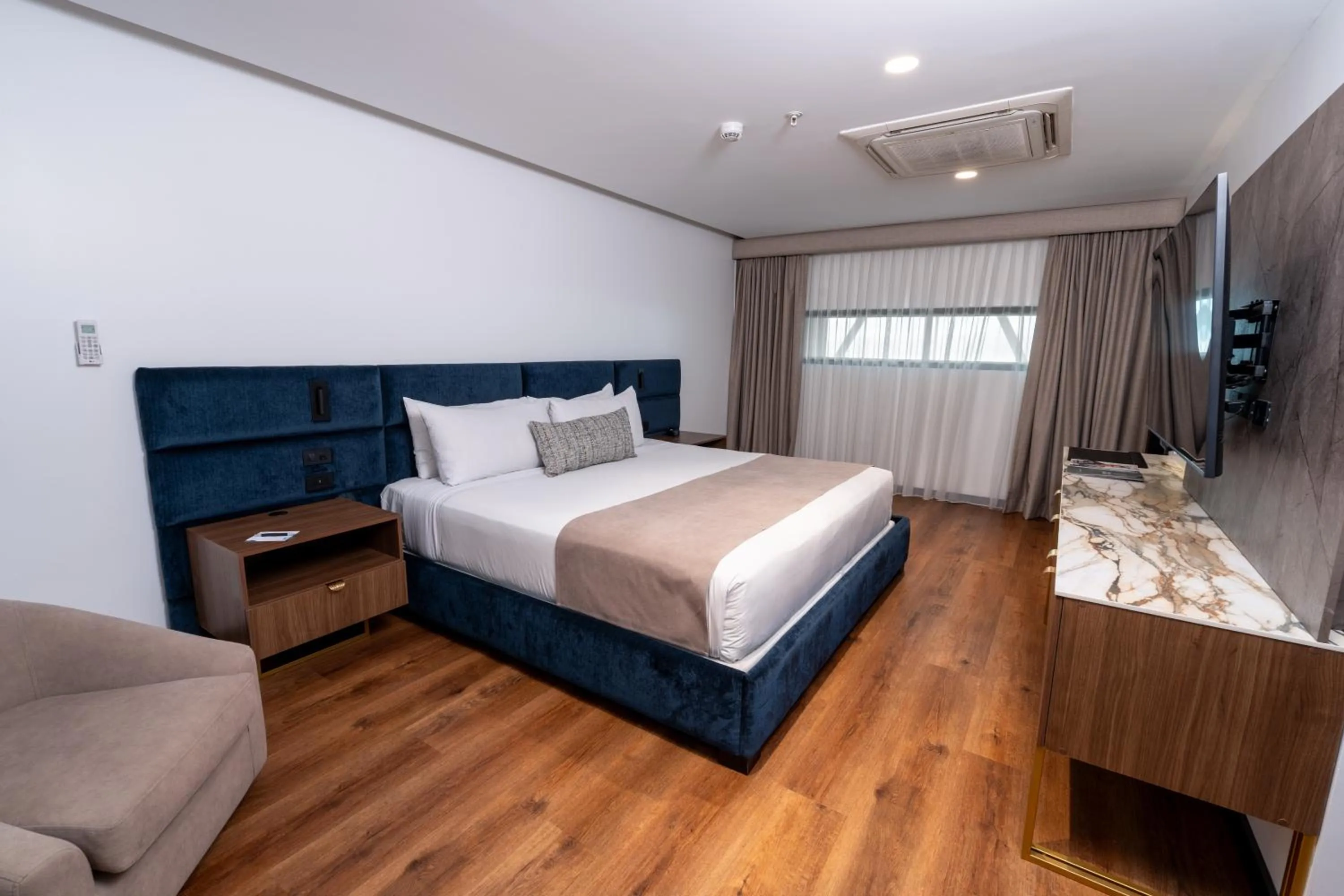 Photo of the whole room, Bed in Wyndham Quito Airport