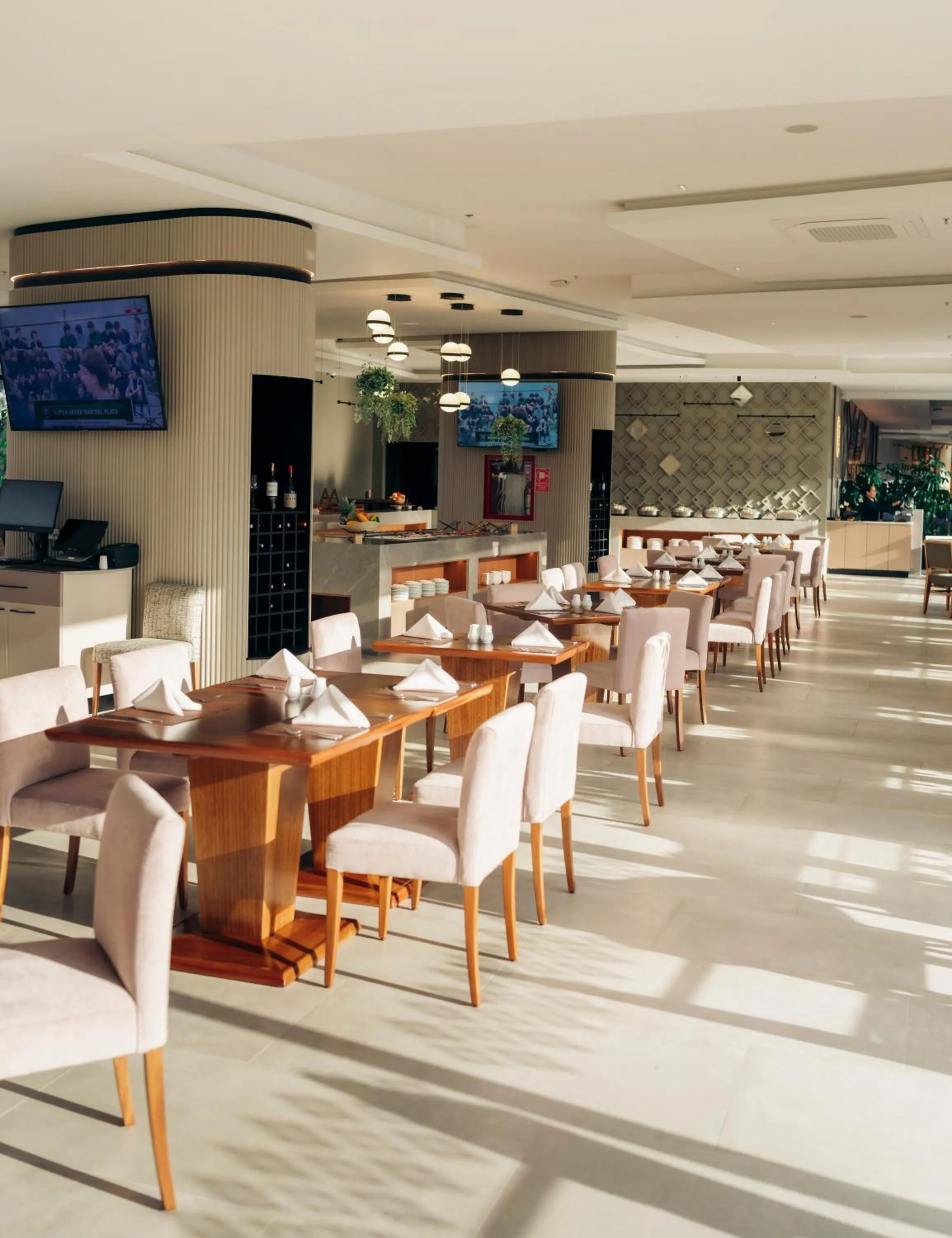 Restaurant/places to eat in Wyndham Quito Airport