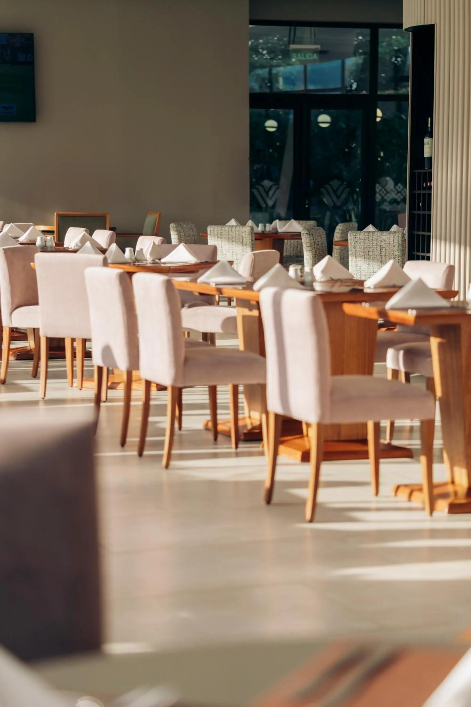 Restaurant/places to eat in Wyndham Quito Airport