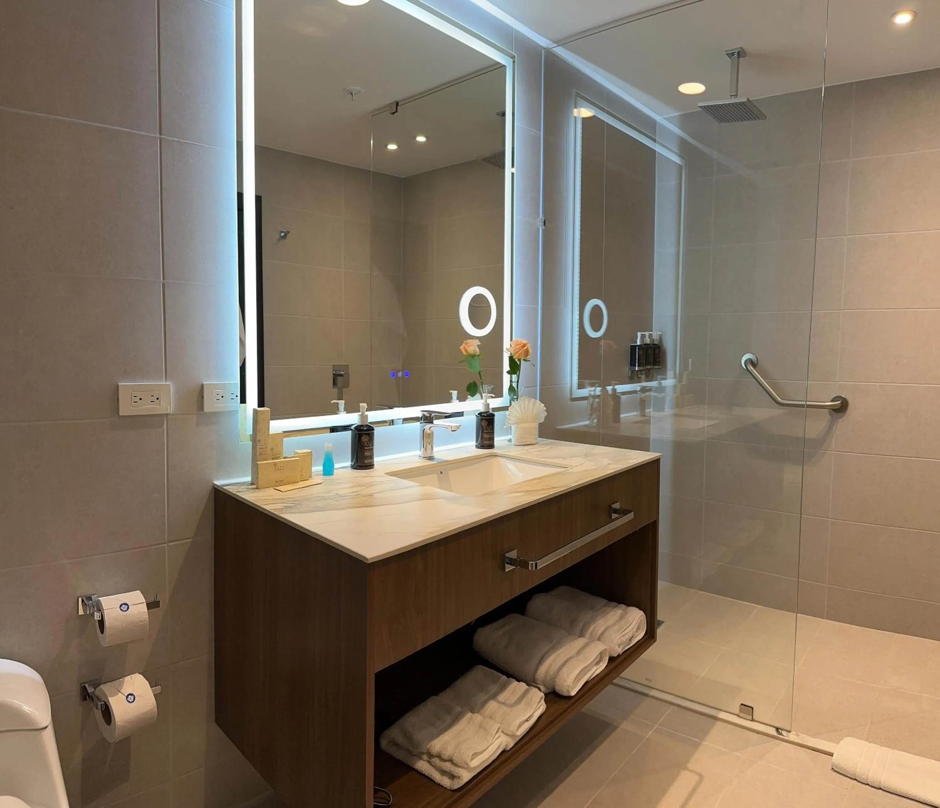 Shower in Wyndham Quito Airport