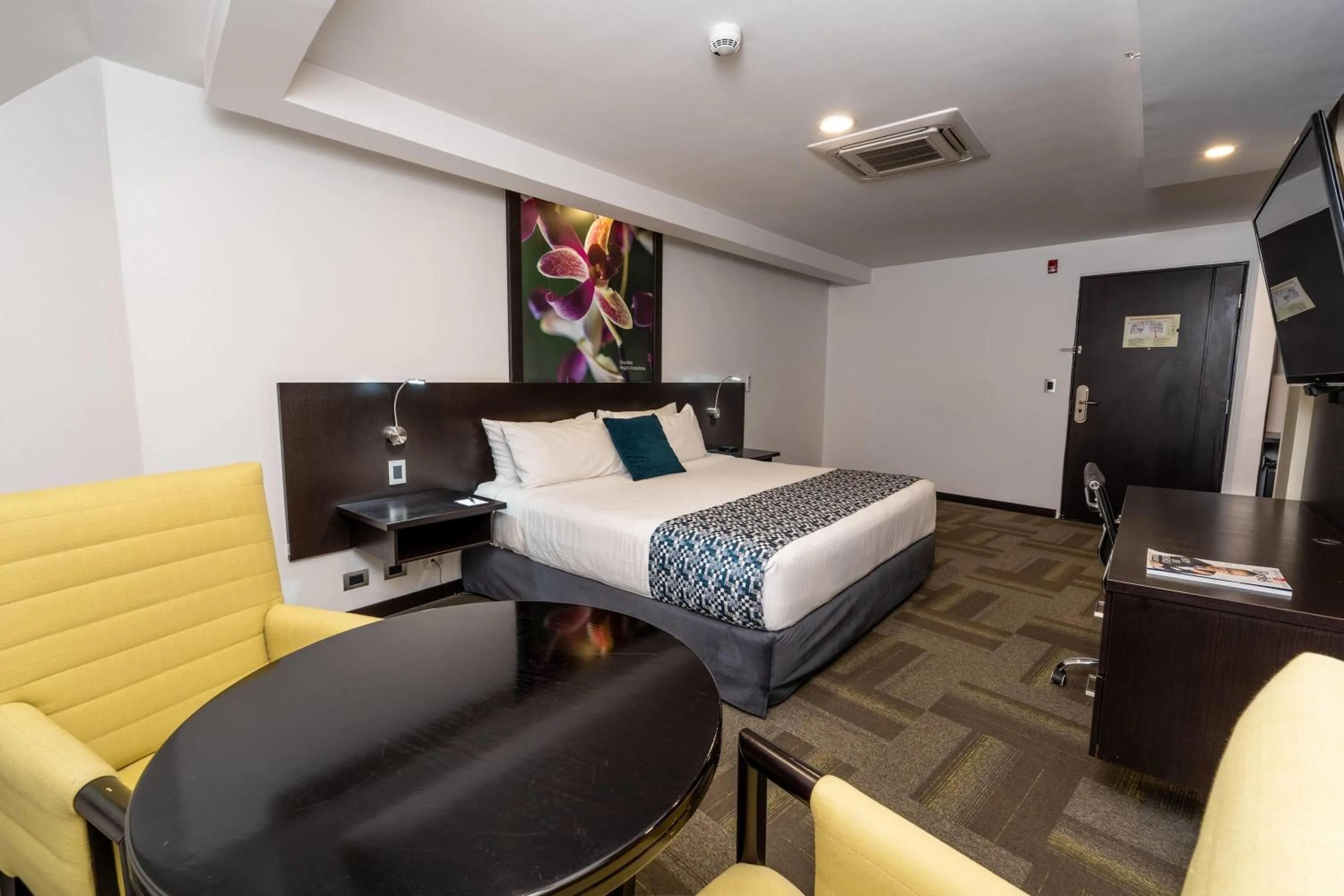 Photo of the whole room, Bed in Wyndham Quito Airport