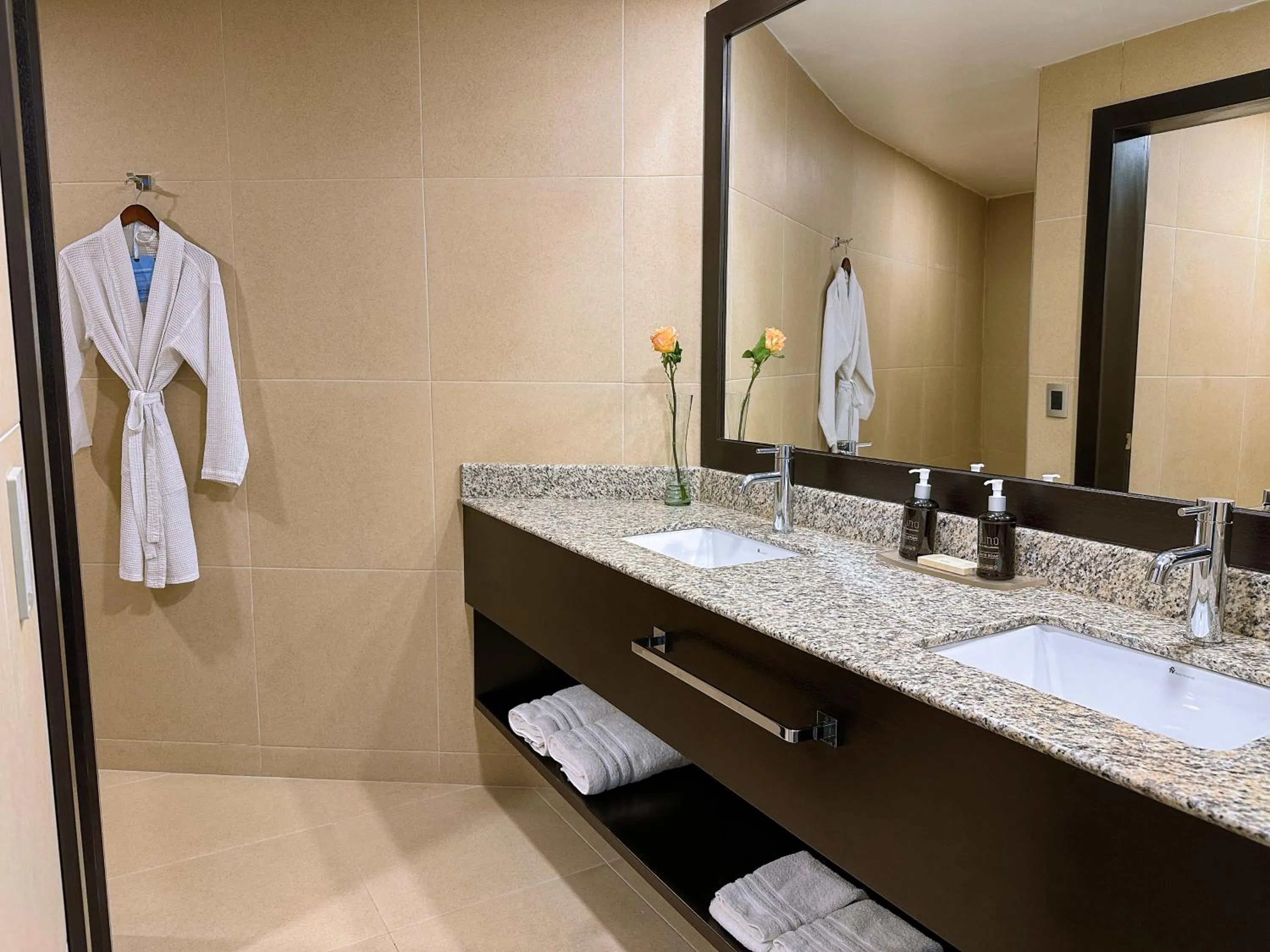 Shower in Wyndham Quito Airport