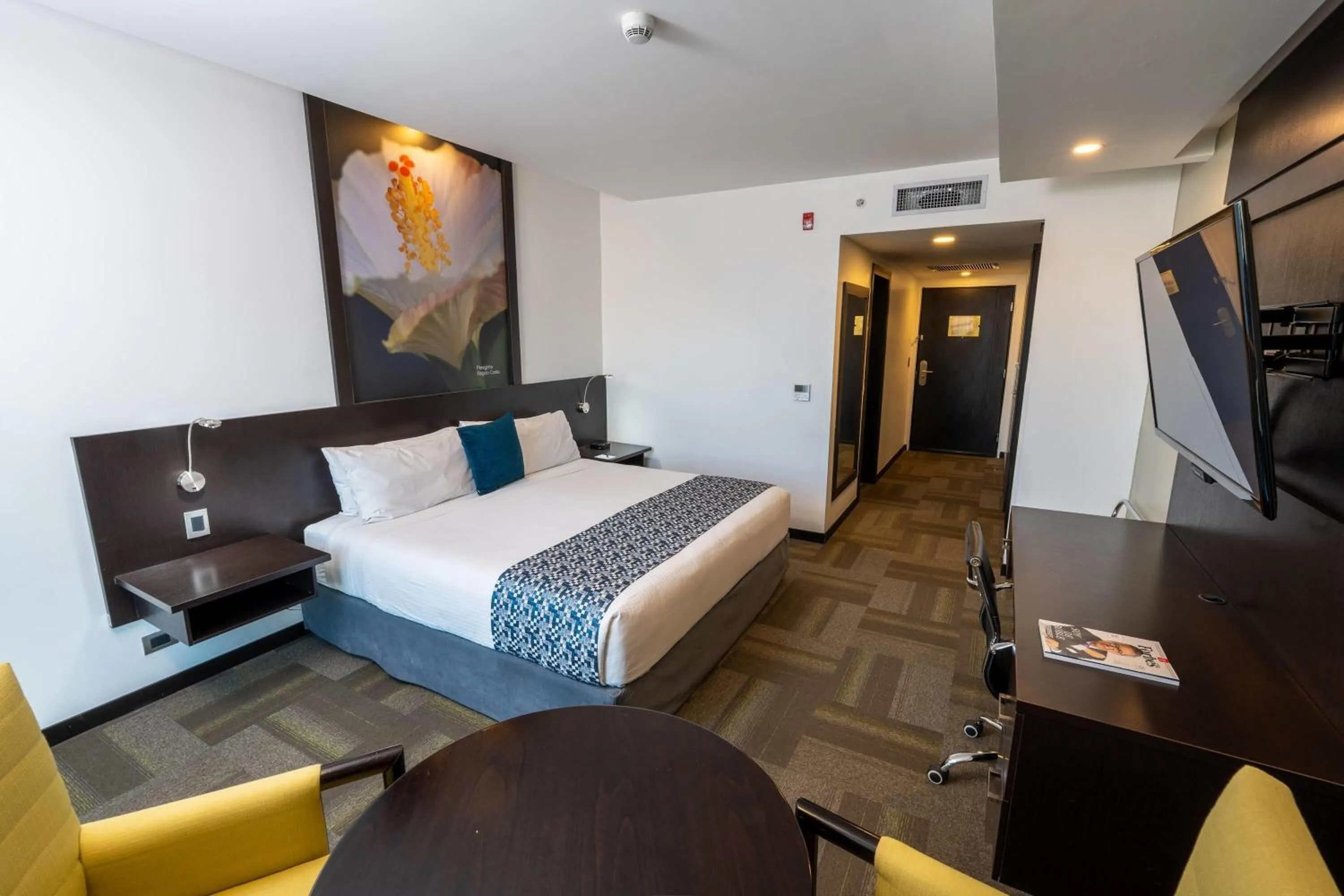 Photo of the whole room, Bed in Wyndham Quito Airport