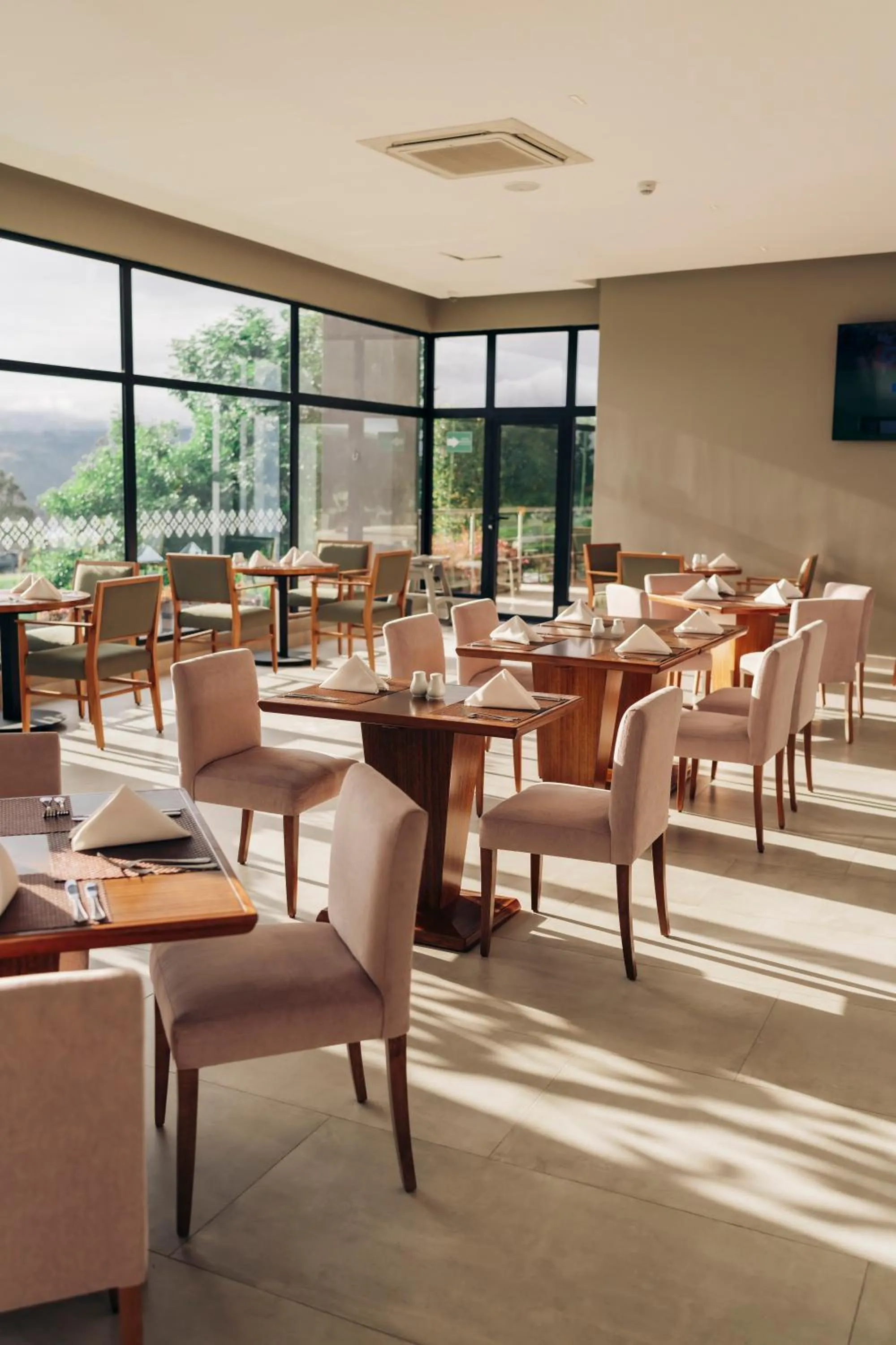 Restaurant/places to eat in Wyndham Quito Airport