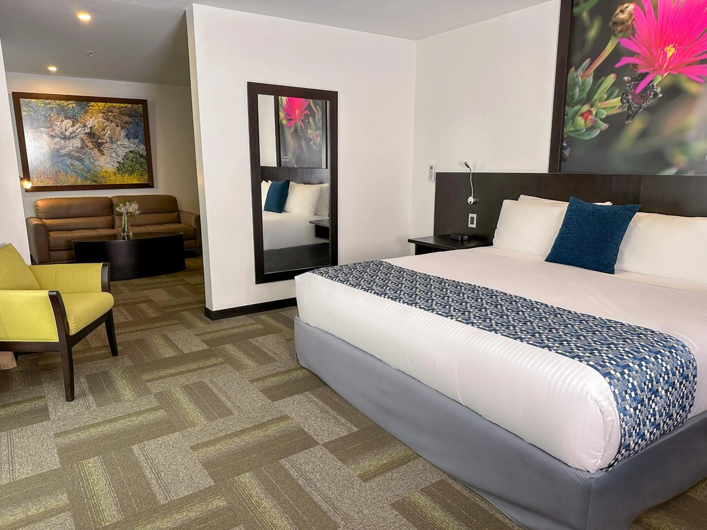 Living room, Bed in Wyndham Quito Airport