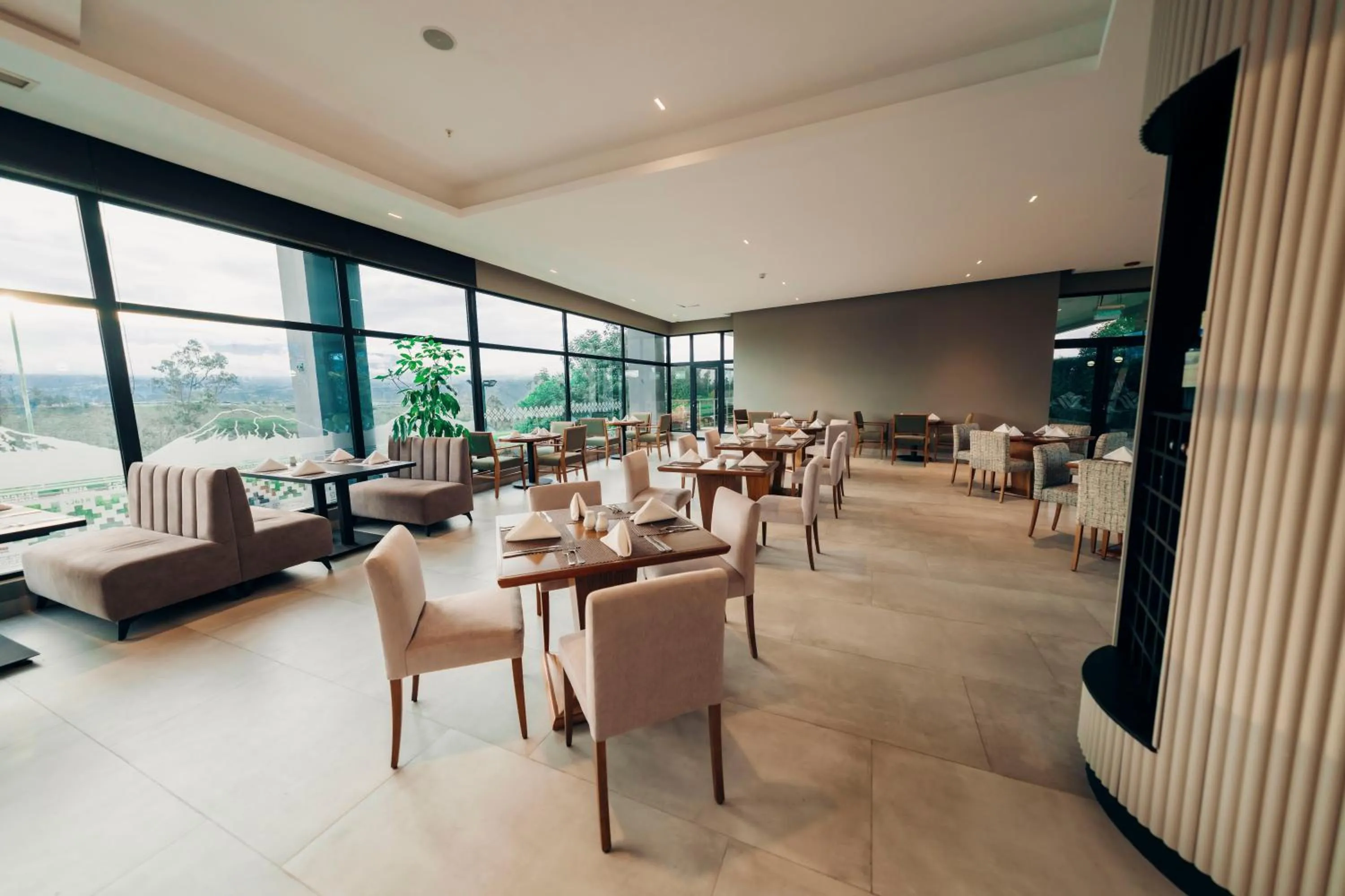 Restaurant/places to eat in Wyndham Quito Airport