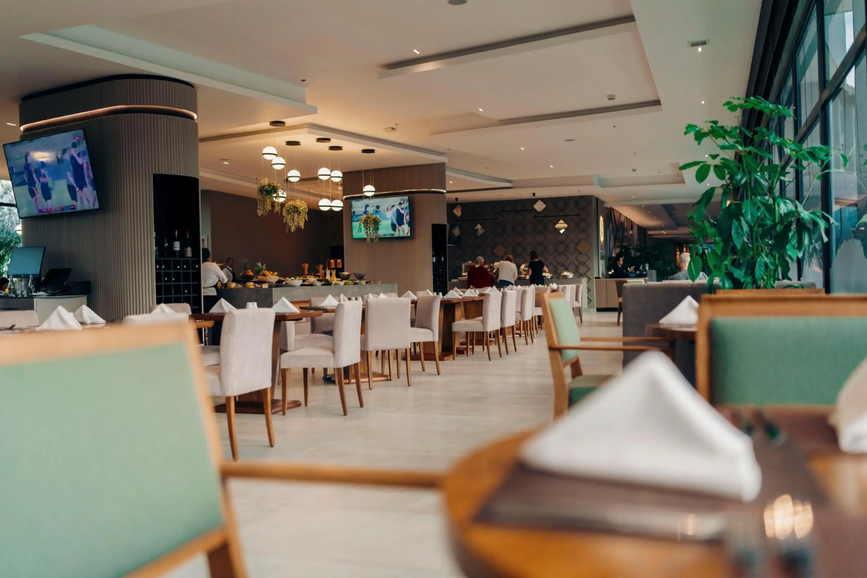 Restaurant/places to eat in Wyndham Quito Airport