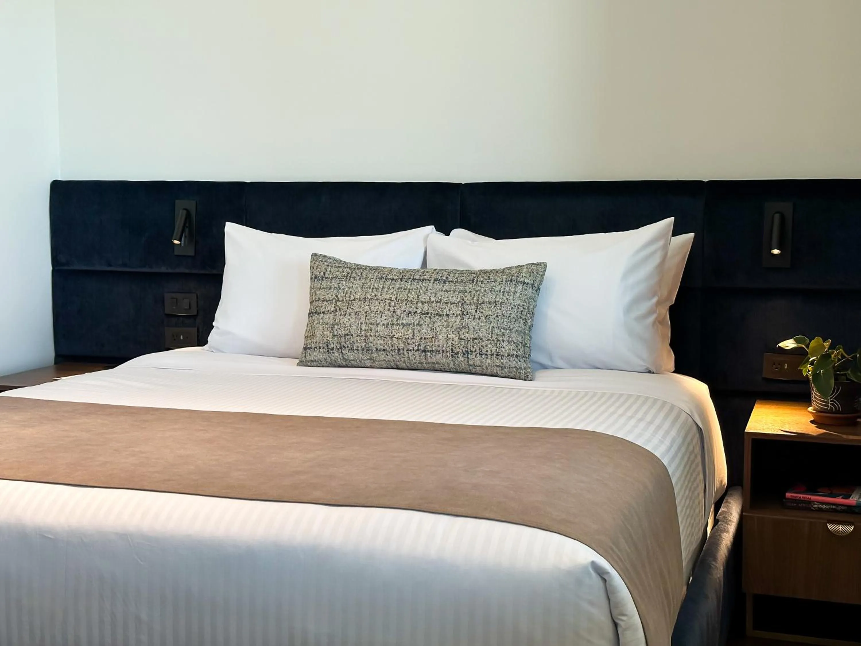 Bedroom, Bed in Wyndham Quito Airport