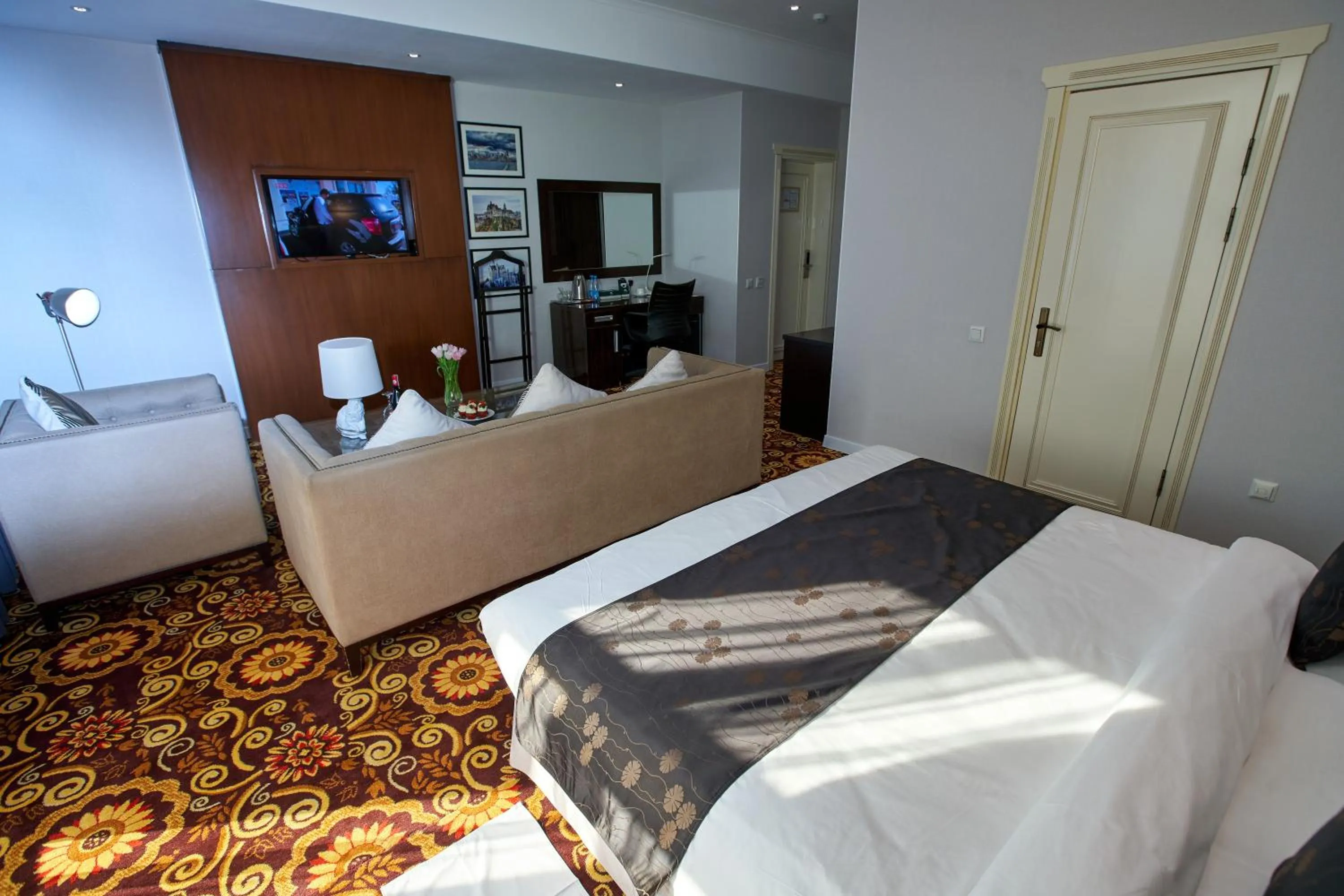 TV and multimedia, Bed in Garden Hotel