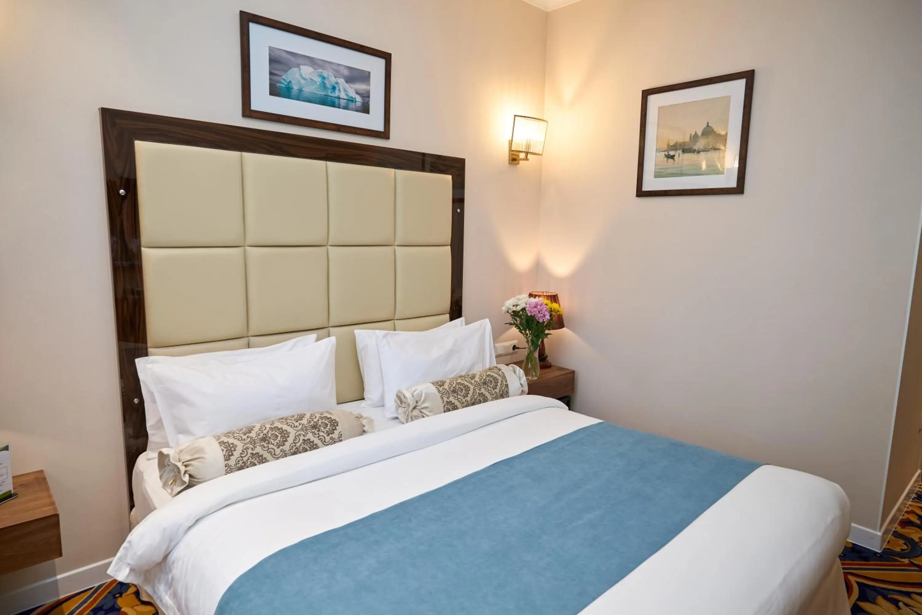 TV and multimedia, Bed in Garden Hotel