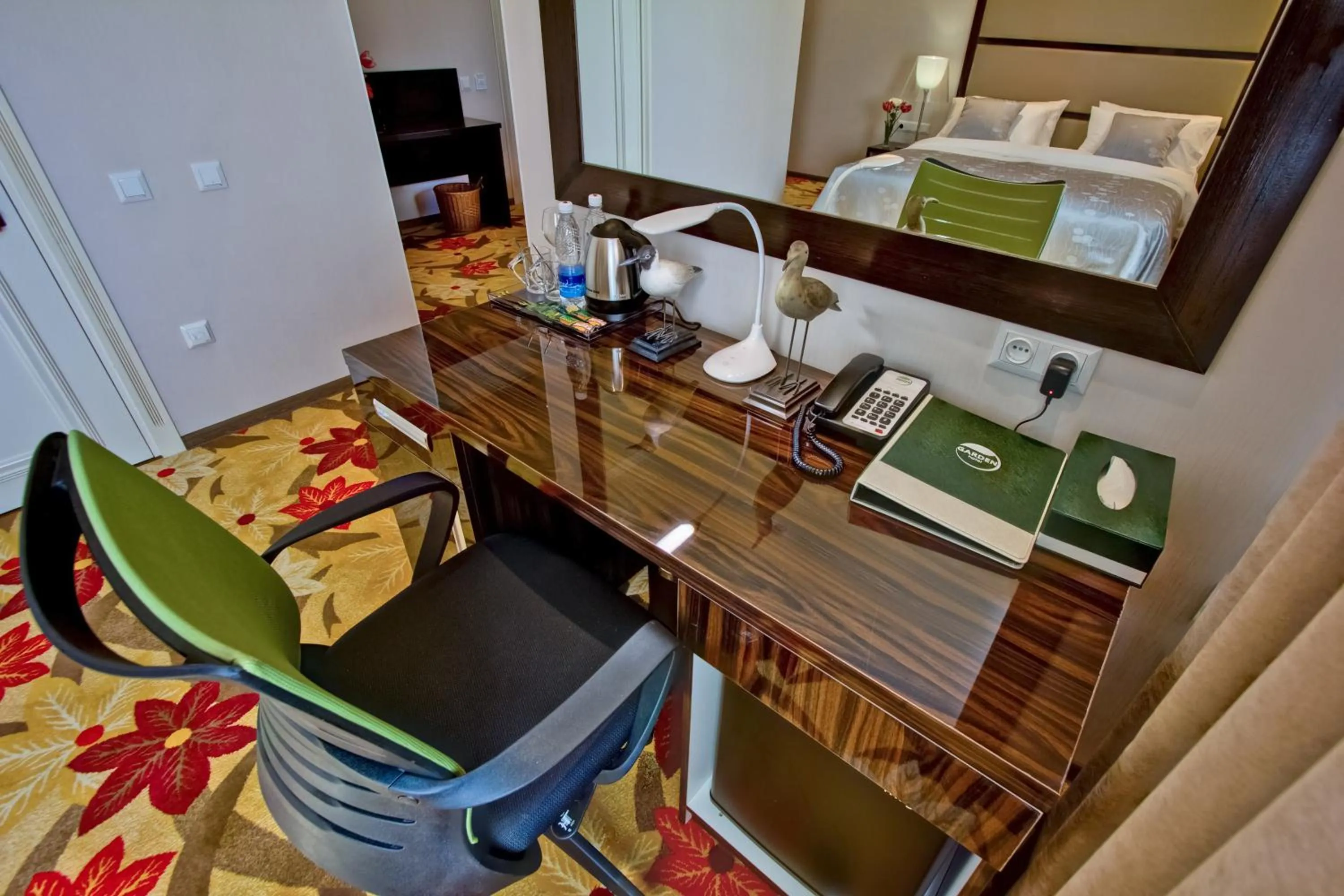 Library, Bed in Garden Hotel