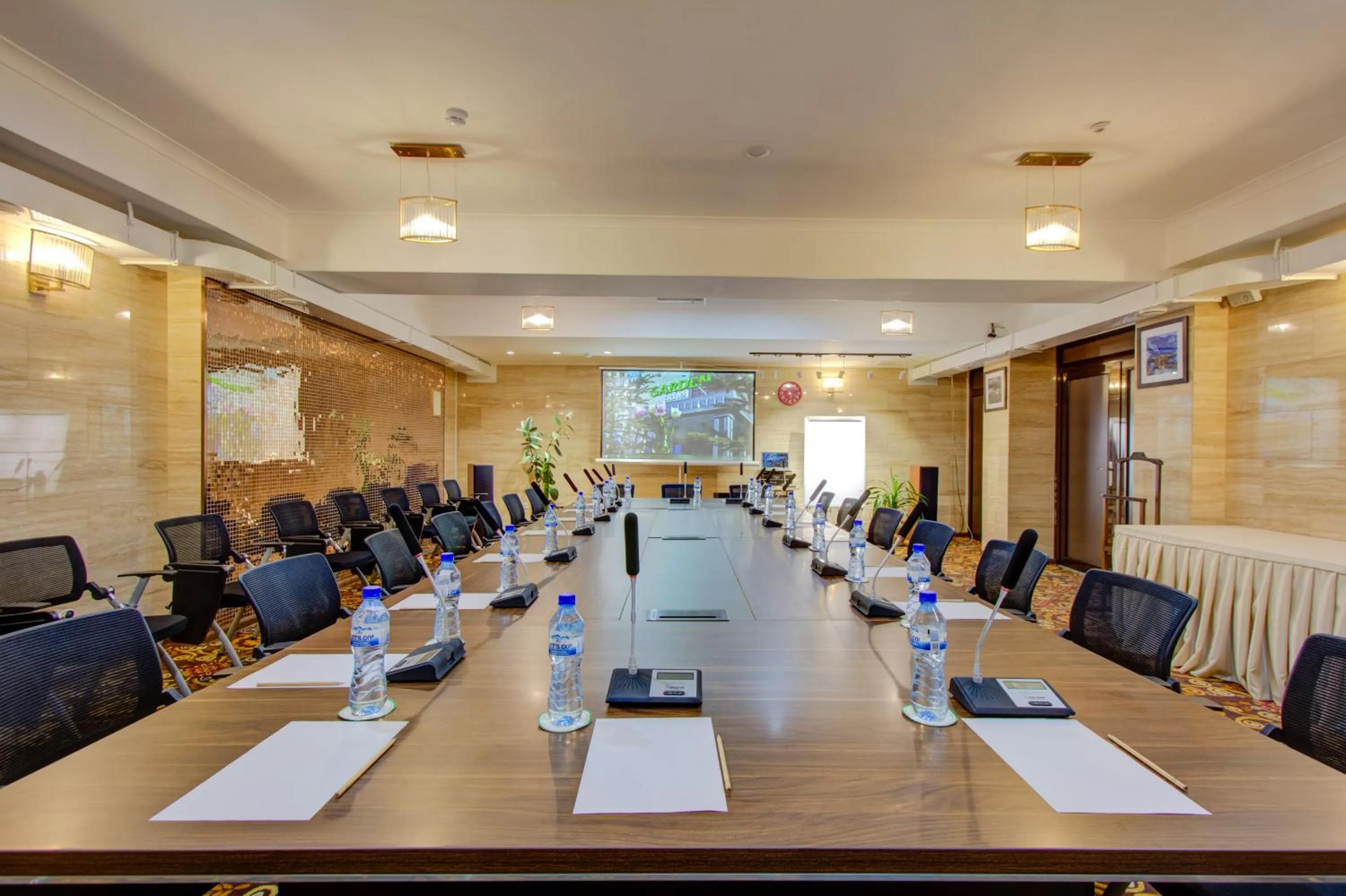 Business facilities in Garden Hotel