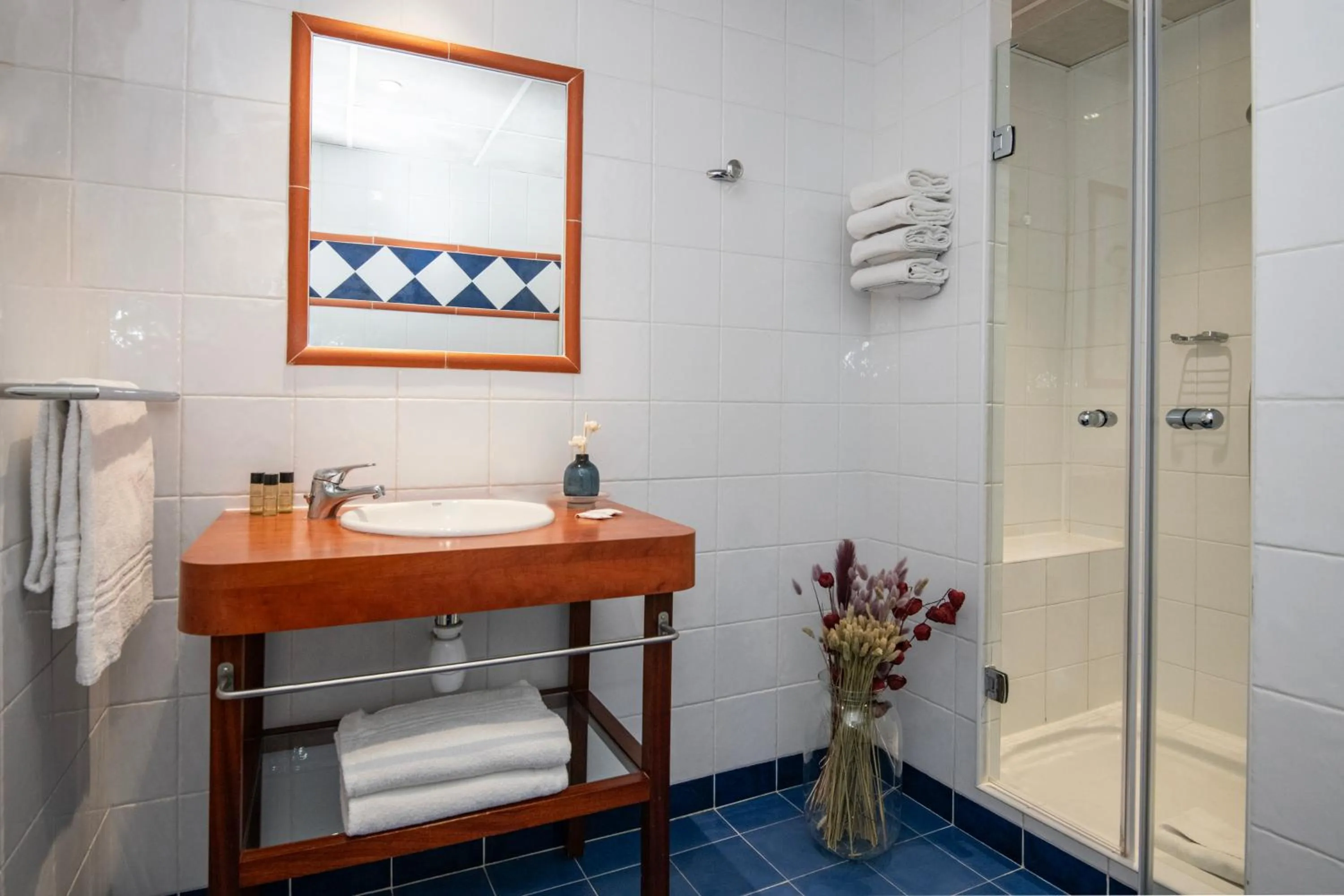 Shower in Hôtel Vendôme Menton