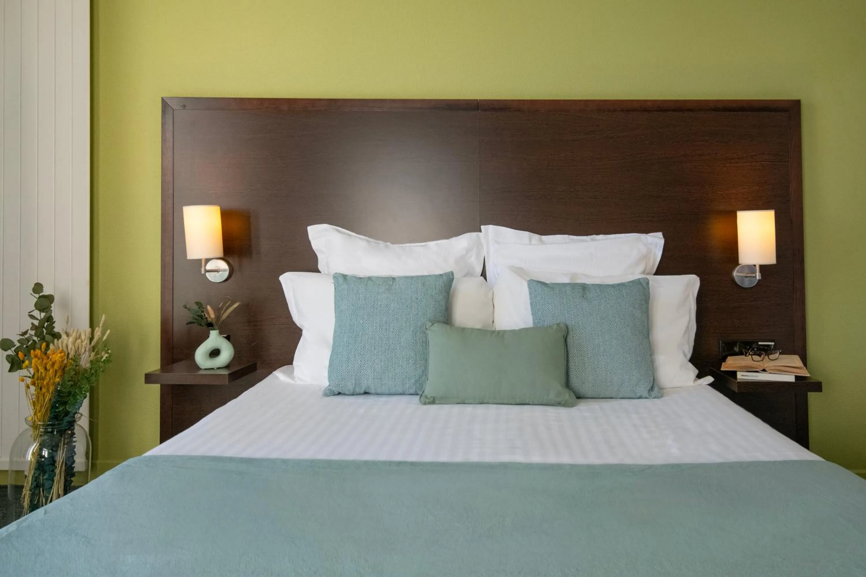 Bed in Hôtel Vendôme Menton